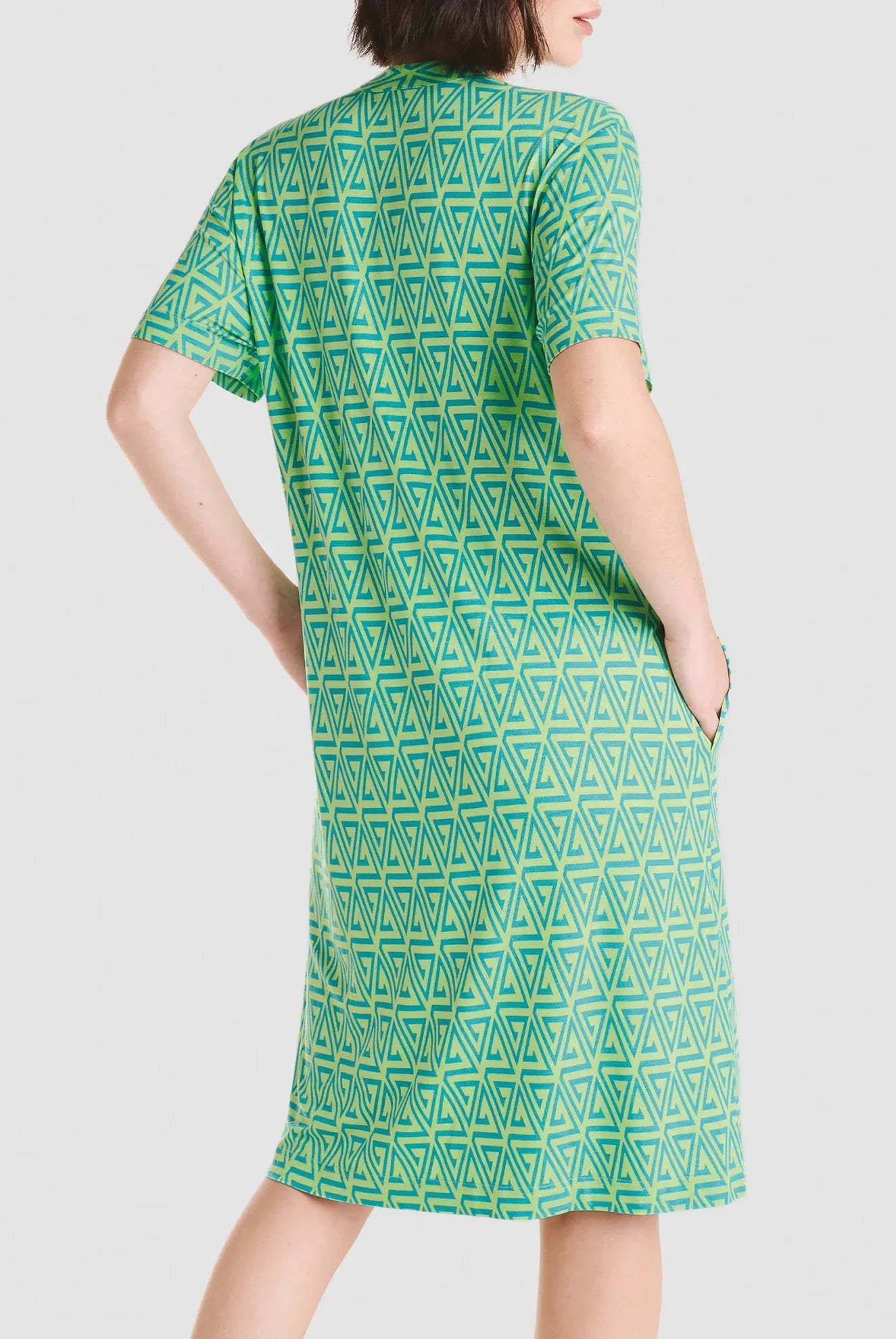 Vista de espalda de vestido de baño veraniego de viscosa verde de manga corta