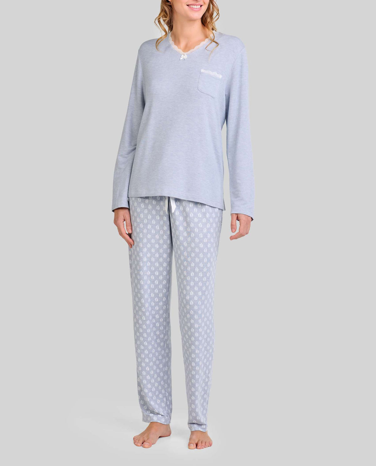 Mujer con pijama de invierno largo azul acero con cuello pico y puntilla