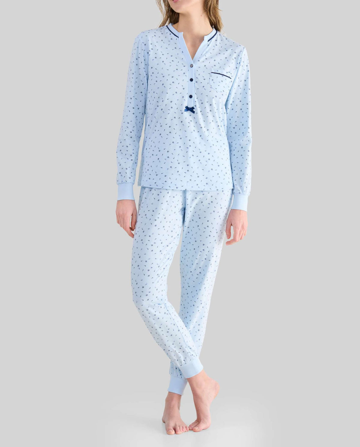 Mujer luce pijama largo de invierno celeste con florecitas