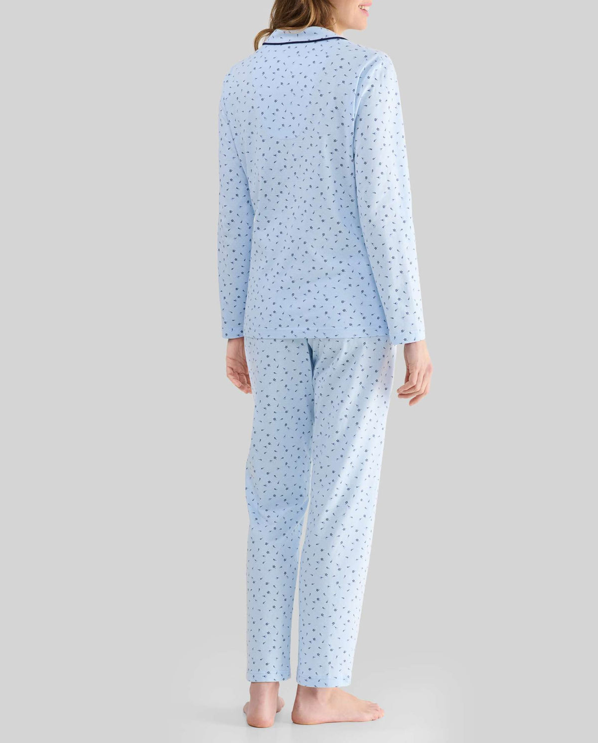 Vista trasera mujer con pijama largo celeste estampado florecitas