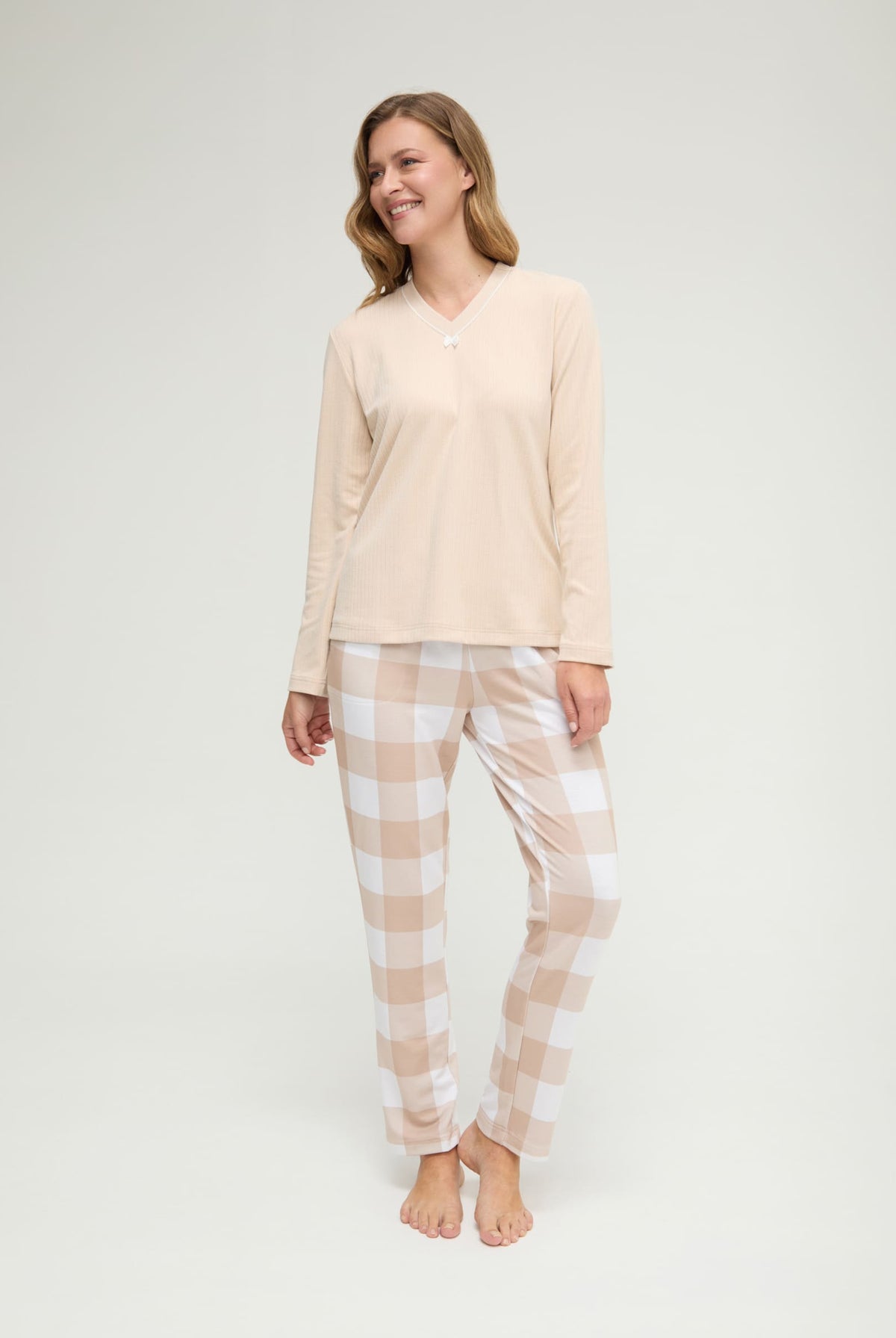 Pijama de invierno manga larga canalé camel cuello pico
