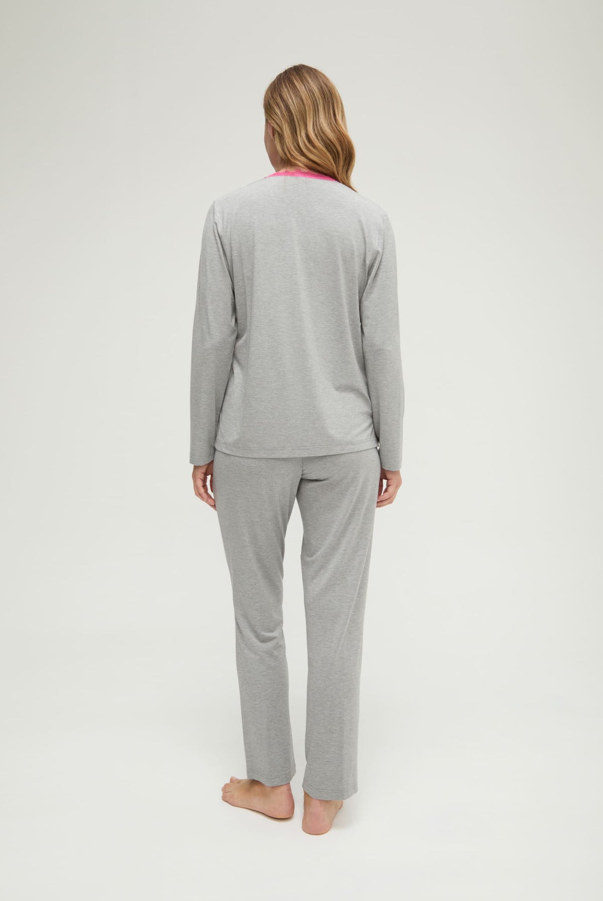 Pijama de invierno manga larga vigoré gris cuello pico con puntilla