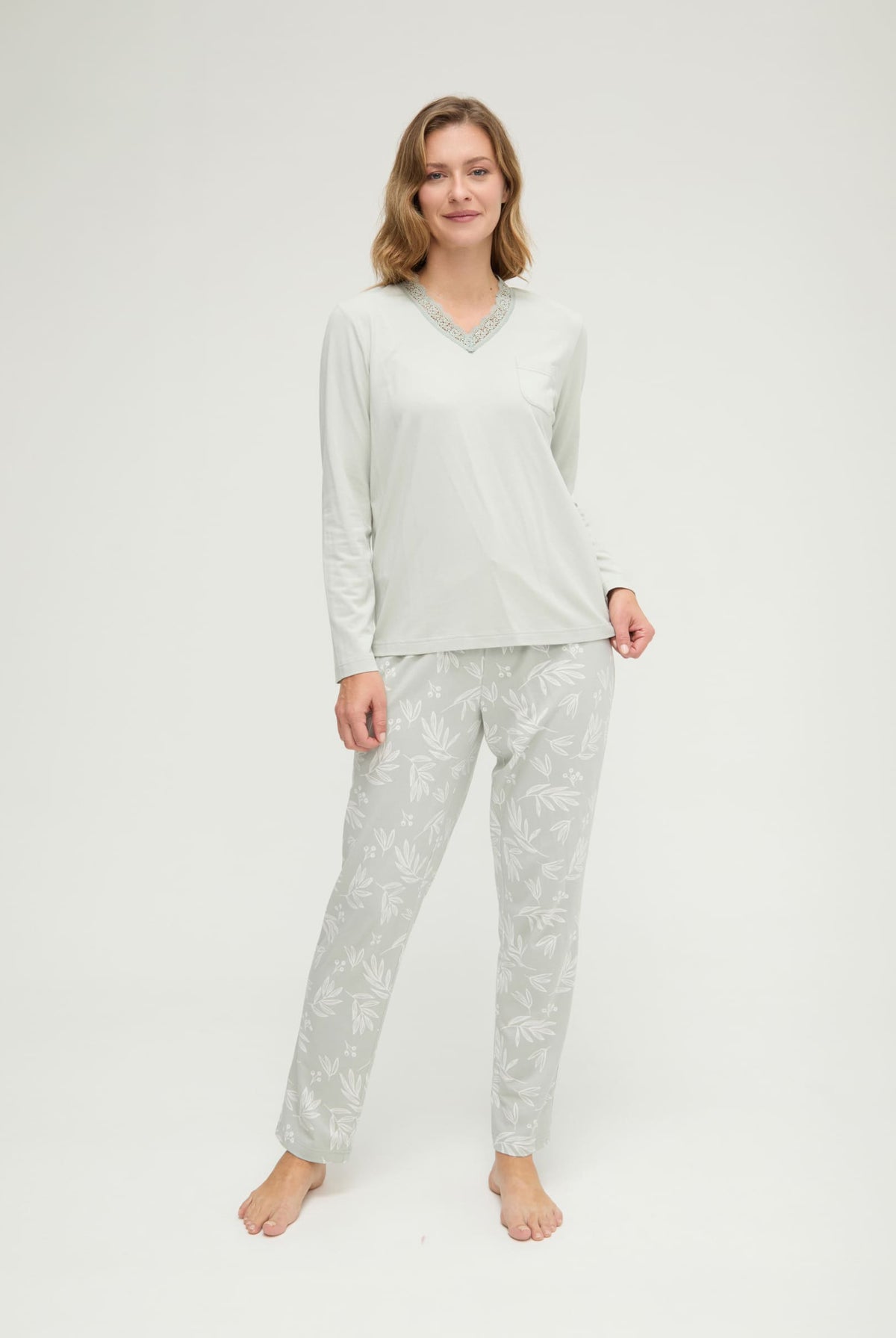 Pijama de invierno manga larga verde de hojas con puntilla