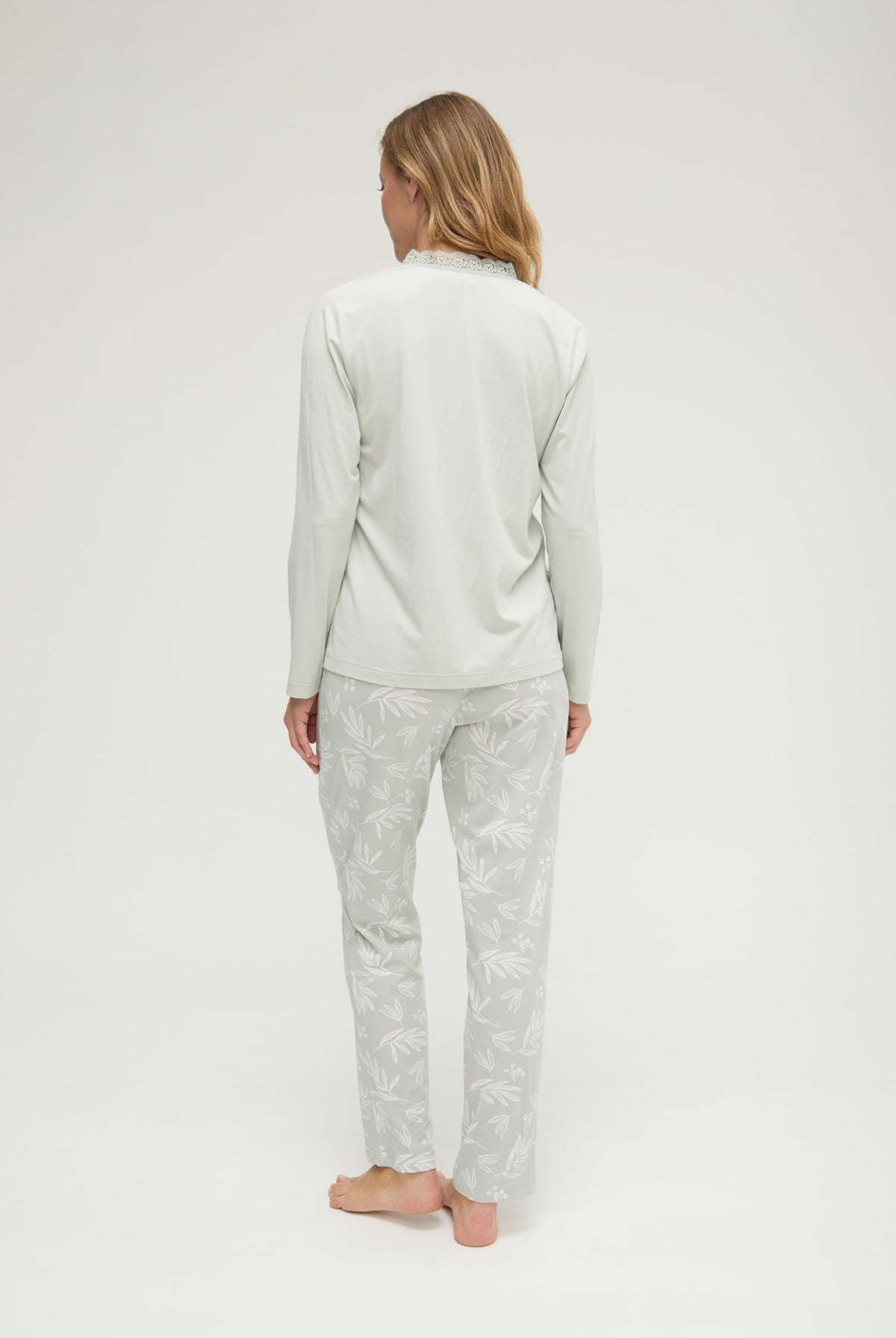 Pijama de invierno manga larga verde de hojas con puntilla