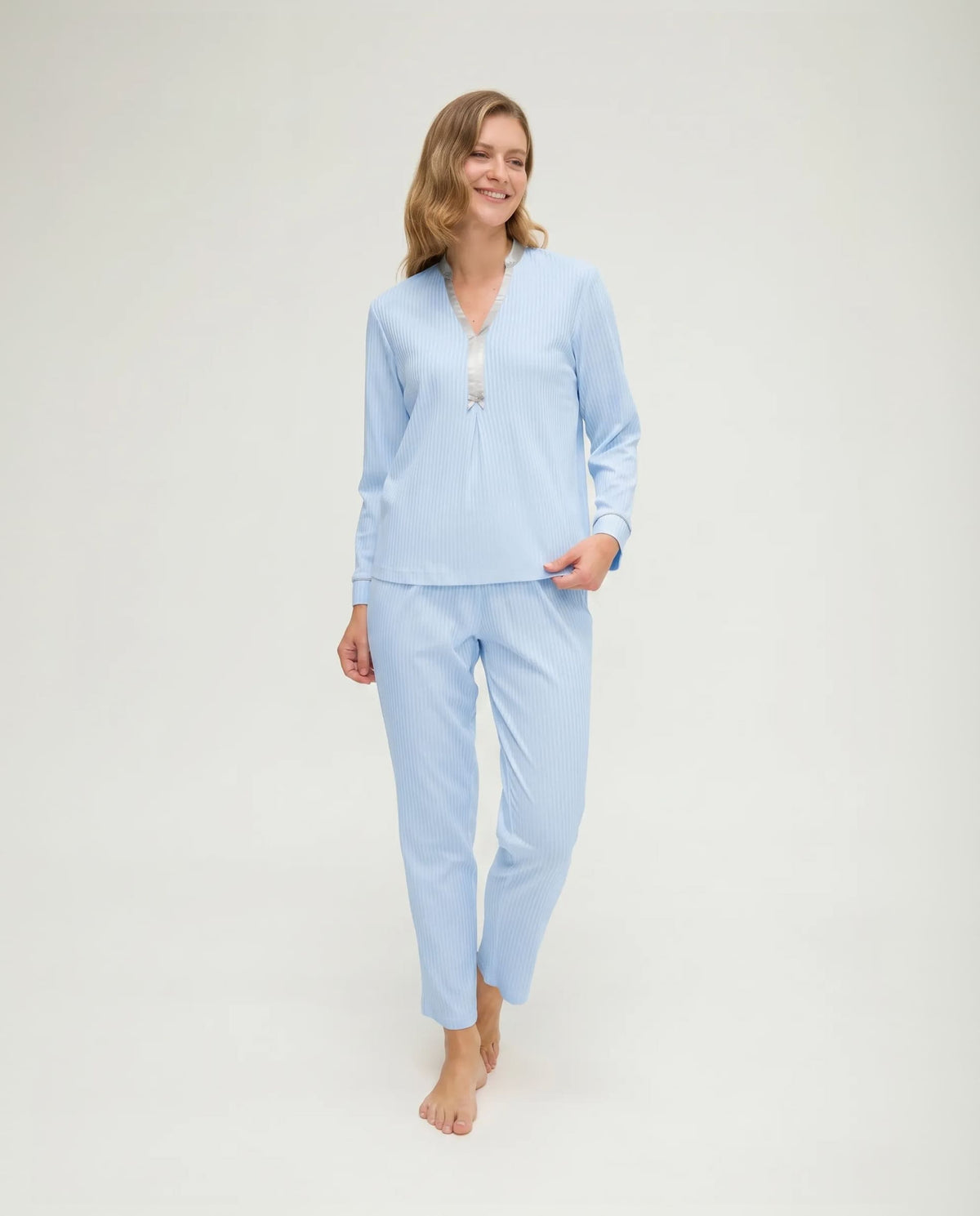 Pijama de invierno manga larga lencero de raso marfil