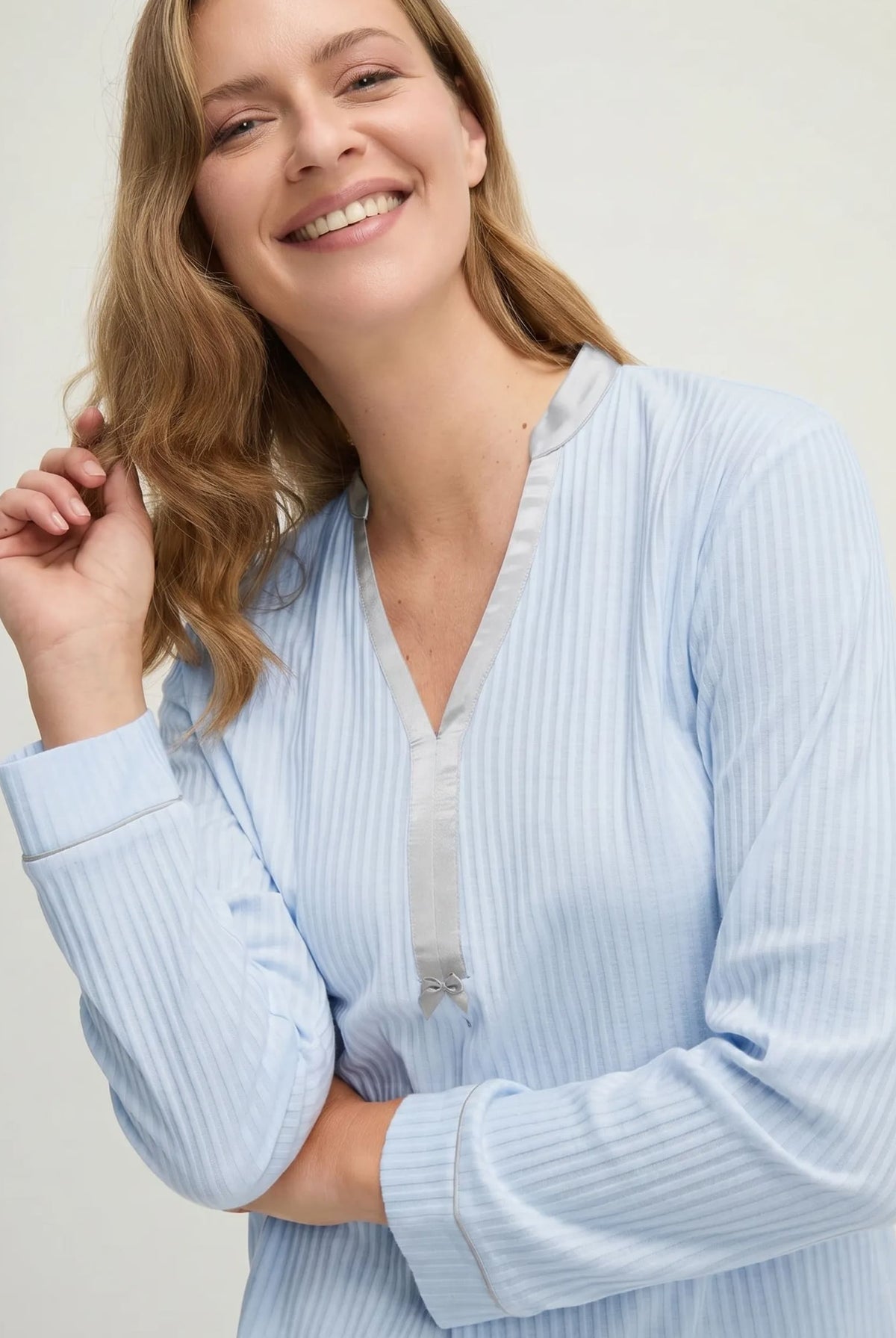 Pijama de invierno manga larga lencero de raso marfil