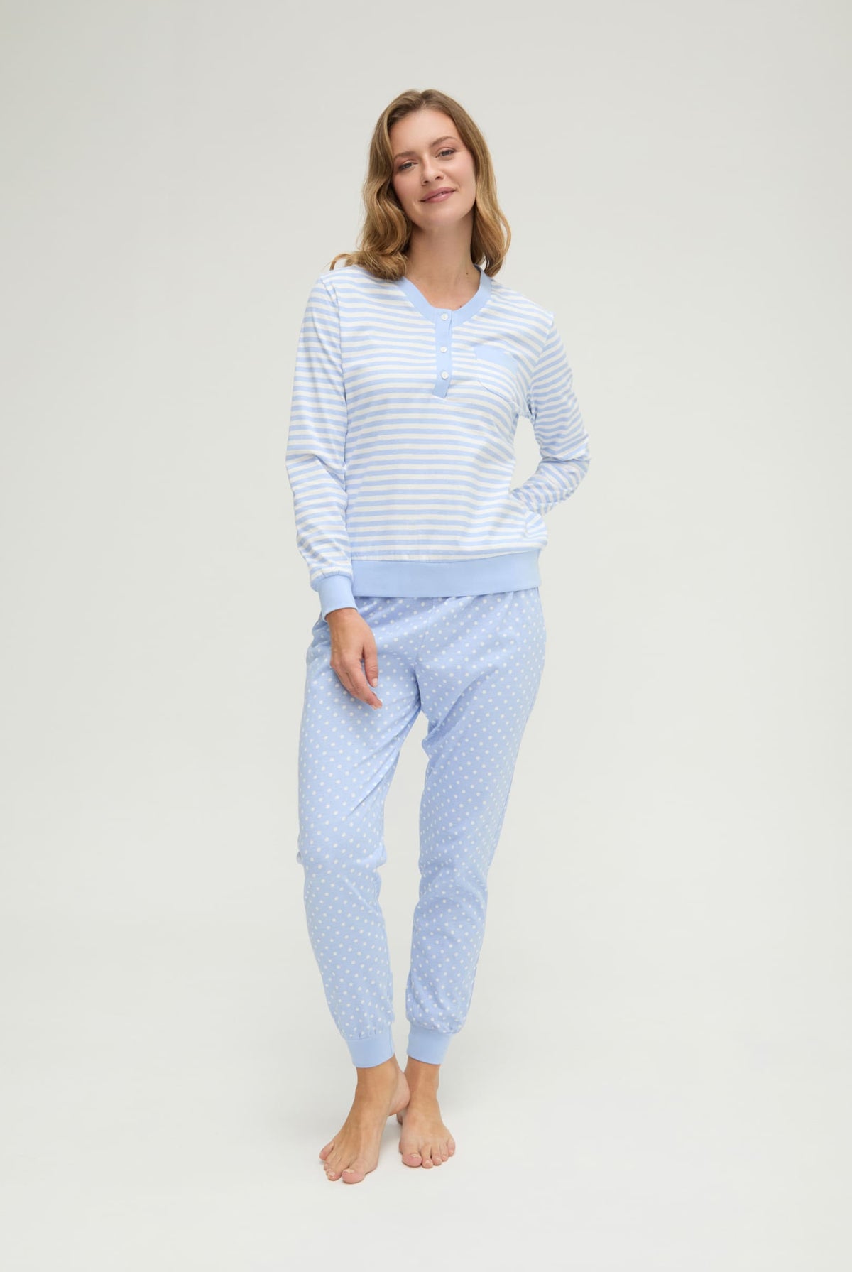 Pijama de invierno manga larga celeste de rayas y topos