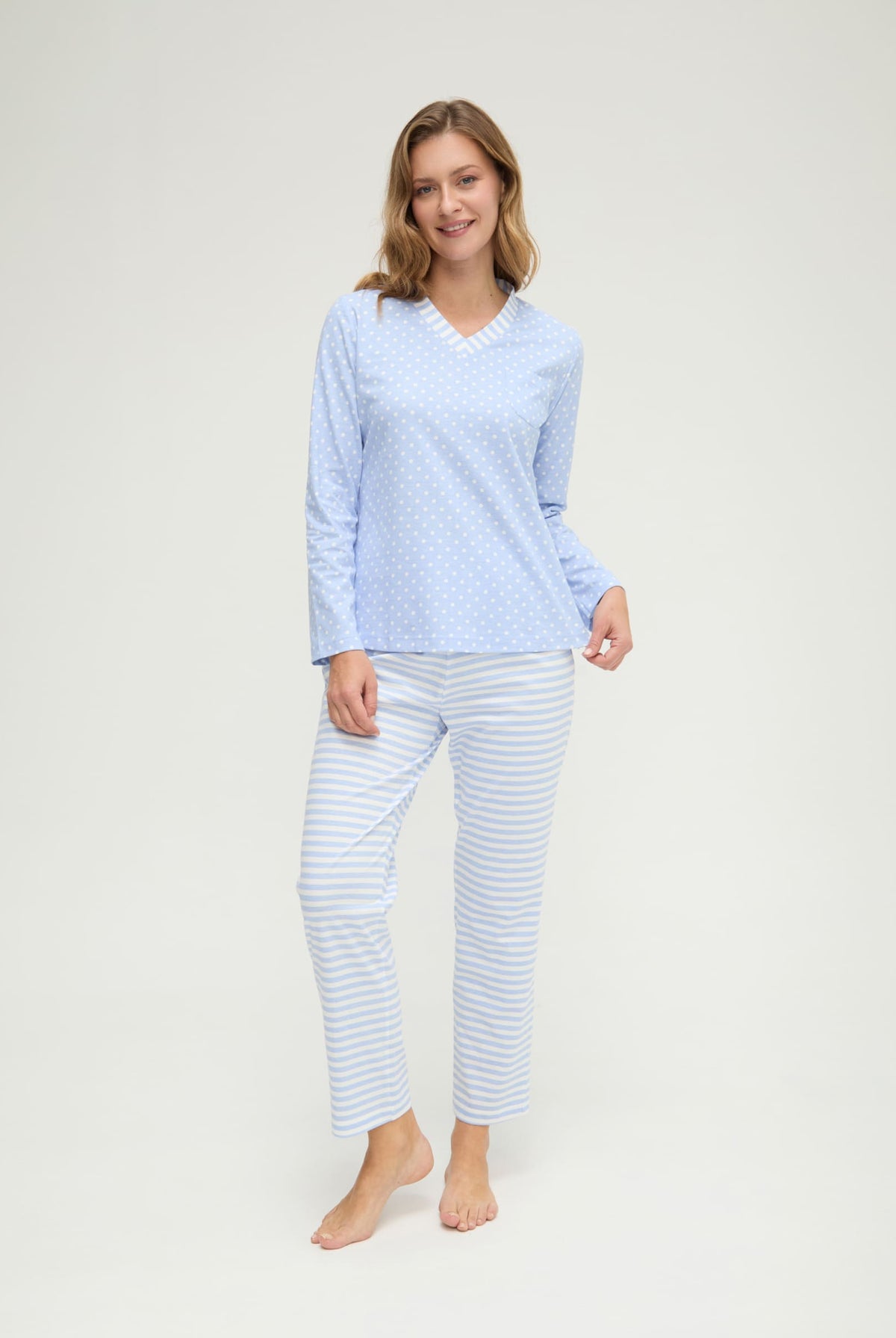 Pijama de invierno manga larga celeste cuello pico de topos y rayas