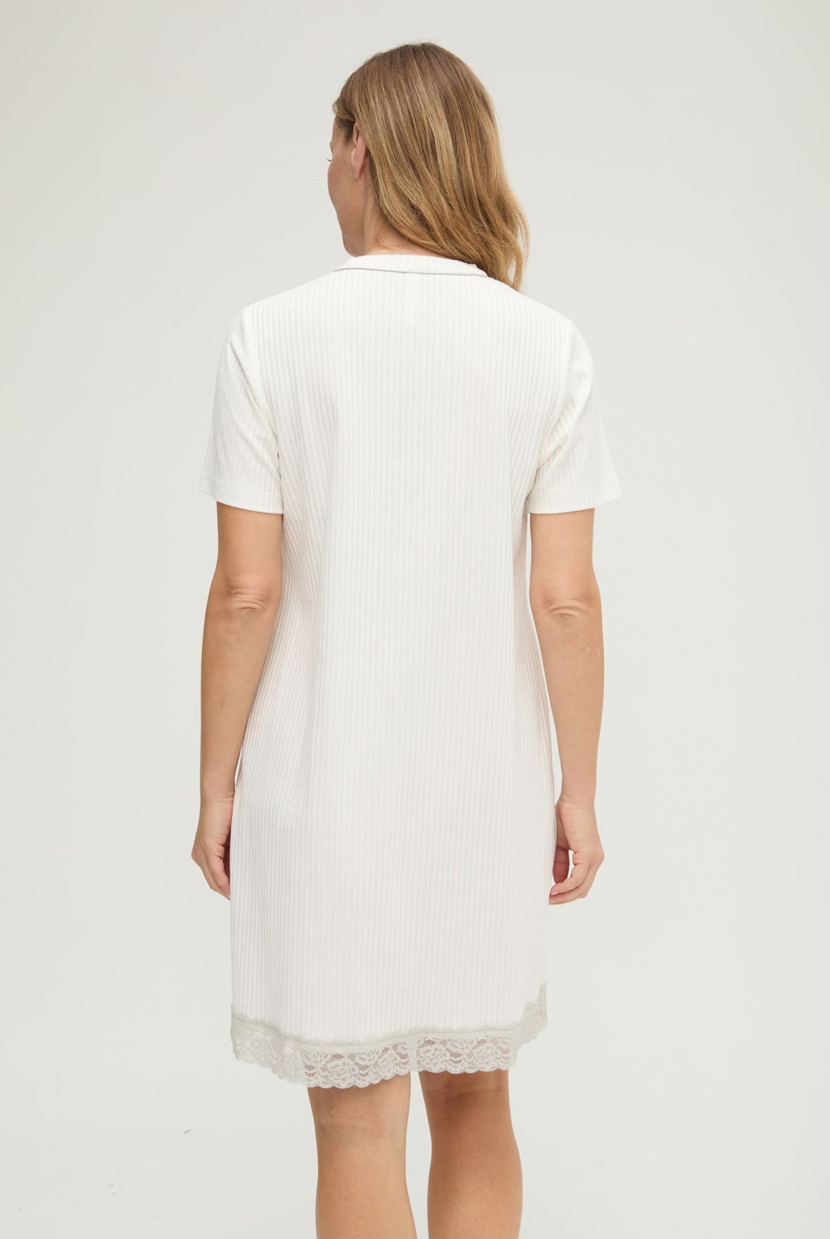 Camisón de invierno manga corta lencero marfil con puntilla