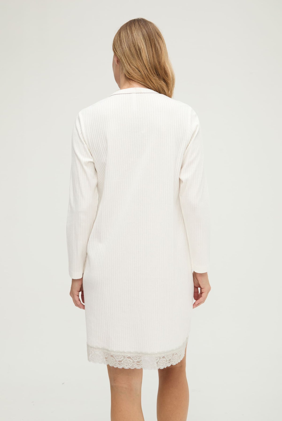 Camisón de invierno manga larga lencero marfil con puntilla