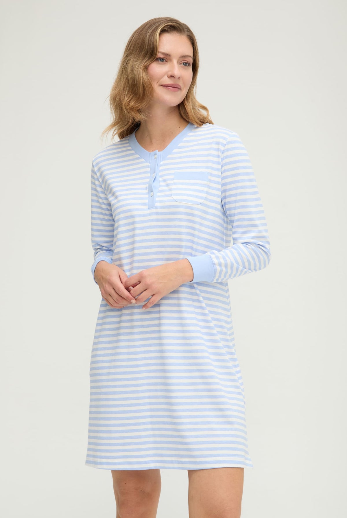 Camisón de invierno manga larga celeste cuello pico de rayas