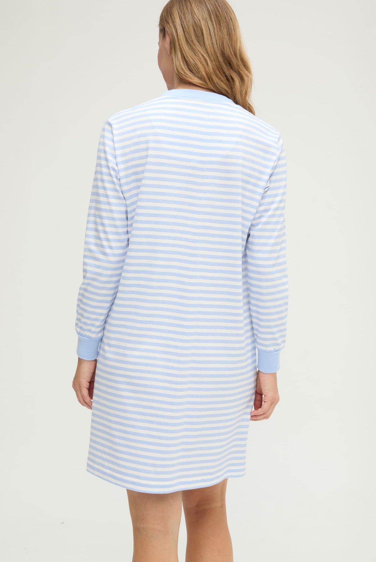 Camisón de invierno manga larga celeste cuello pico de rayas