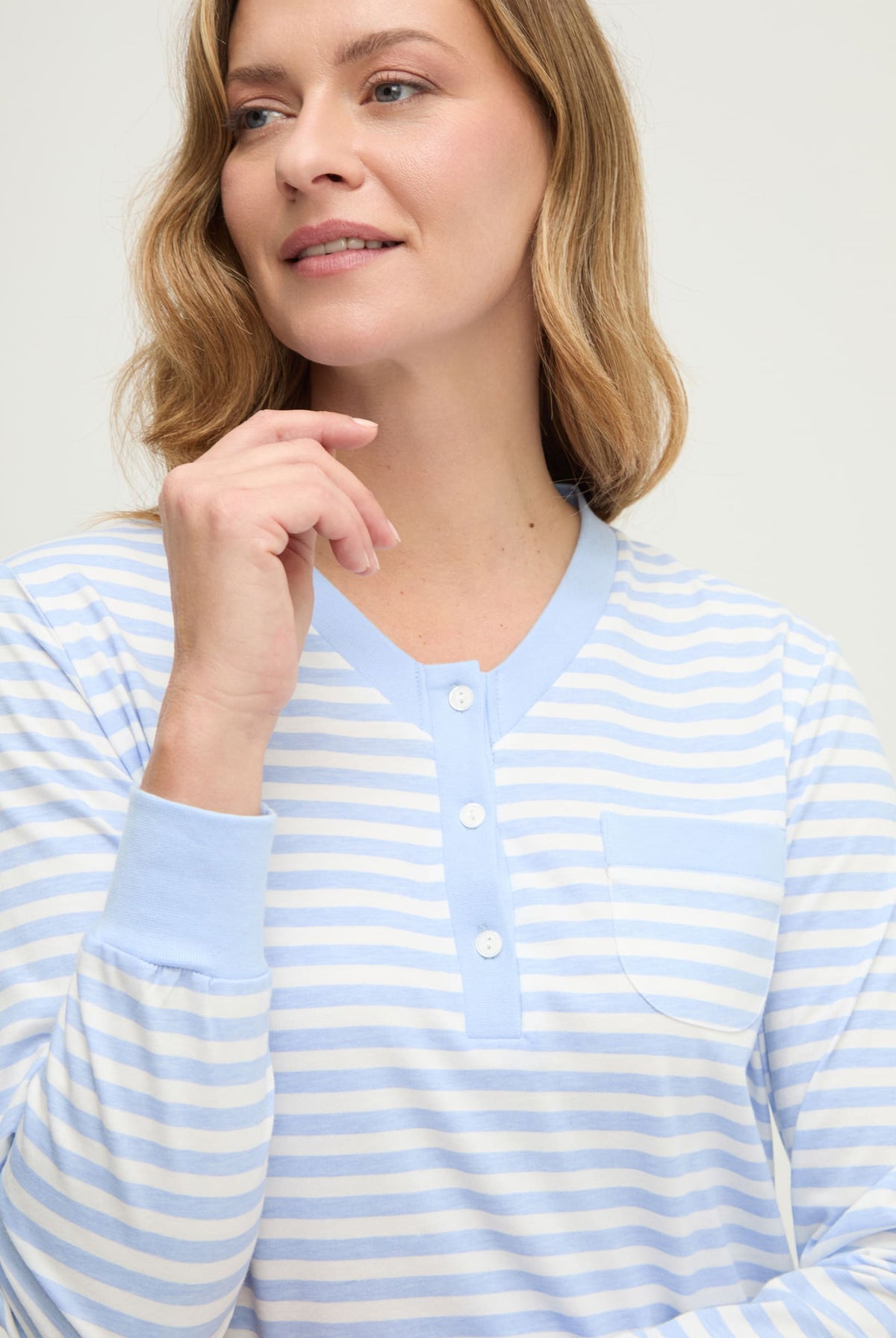 Camisón de invierno manga larga celeste cuello pico de rayas