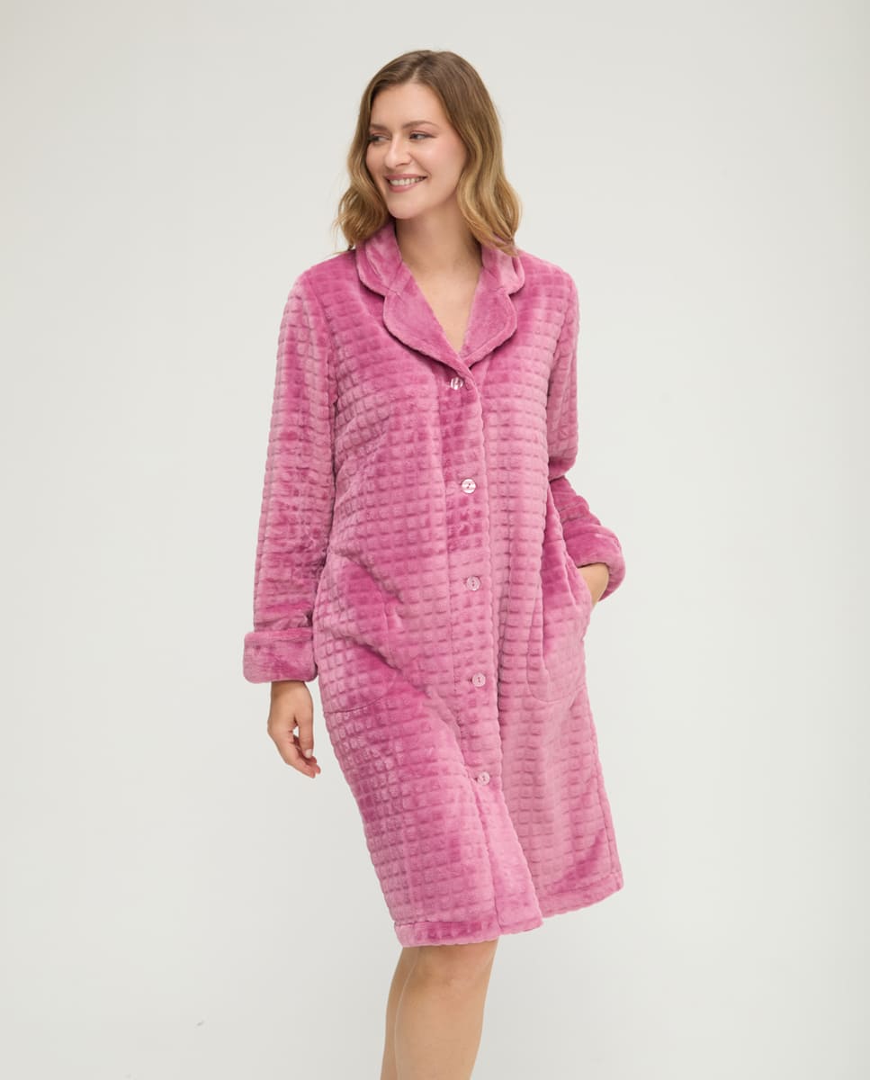 Bata de invierno abierta con botones jacquard rosa