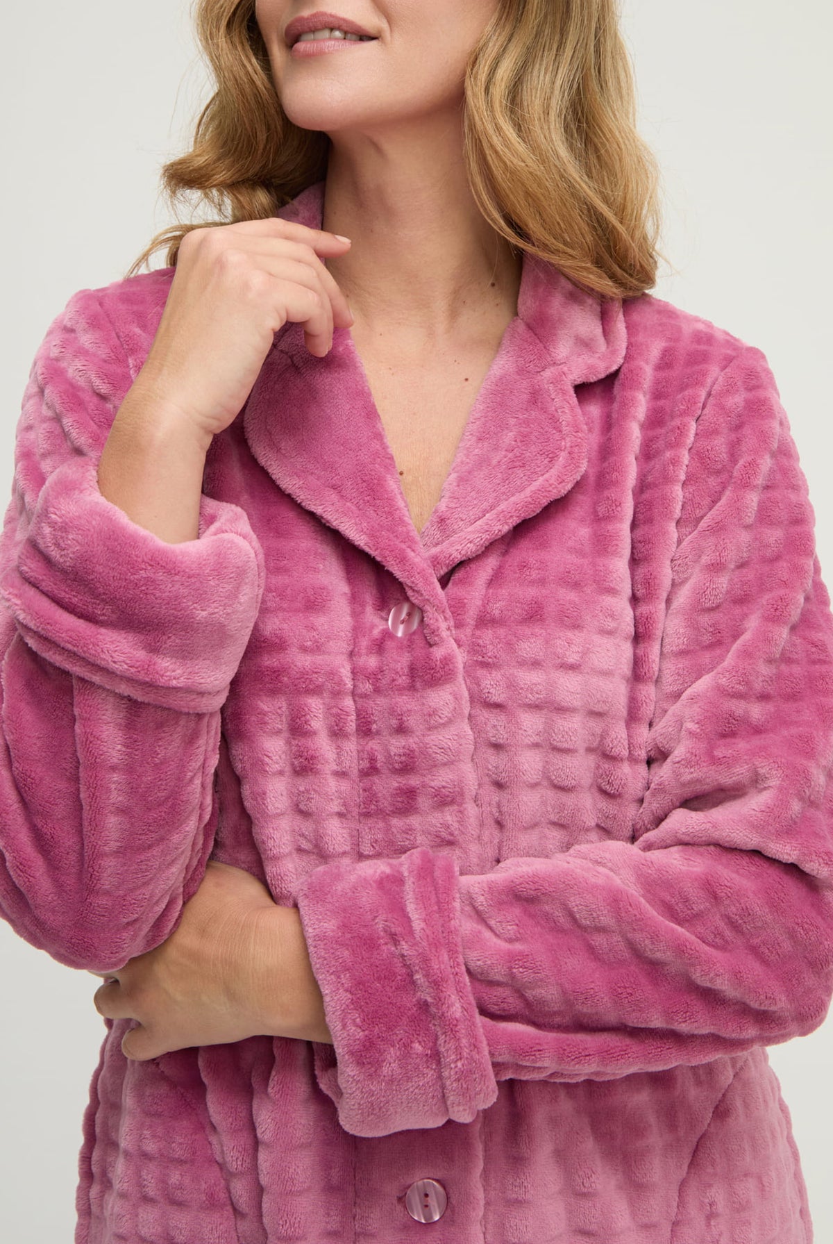 Bata de invierno abierta con botones jacquard rosa