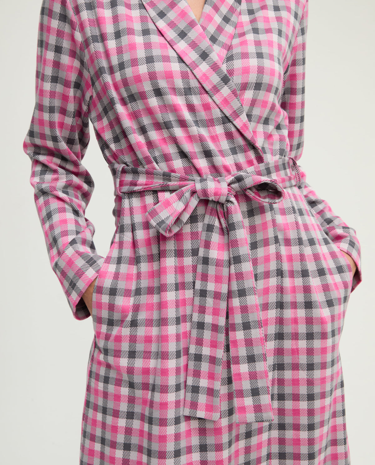 Bata cruzada de invierno midi de cuadros fucsia con cinturón