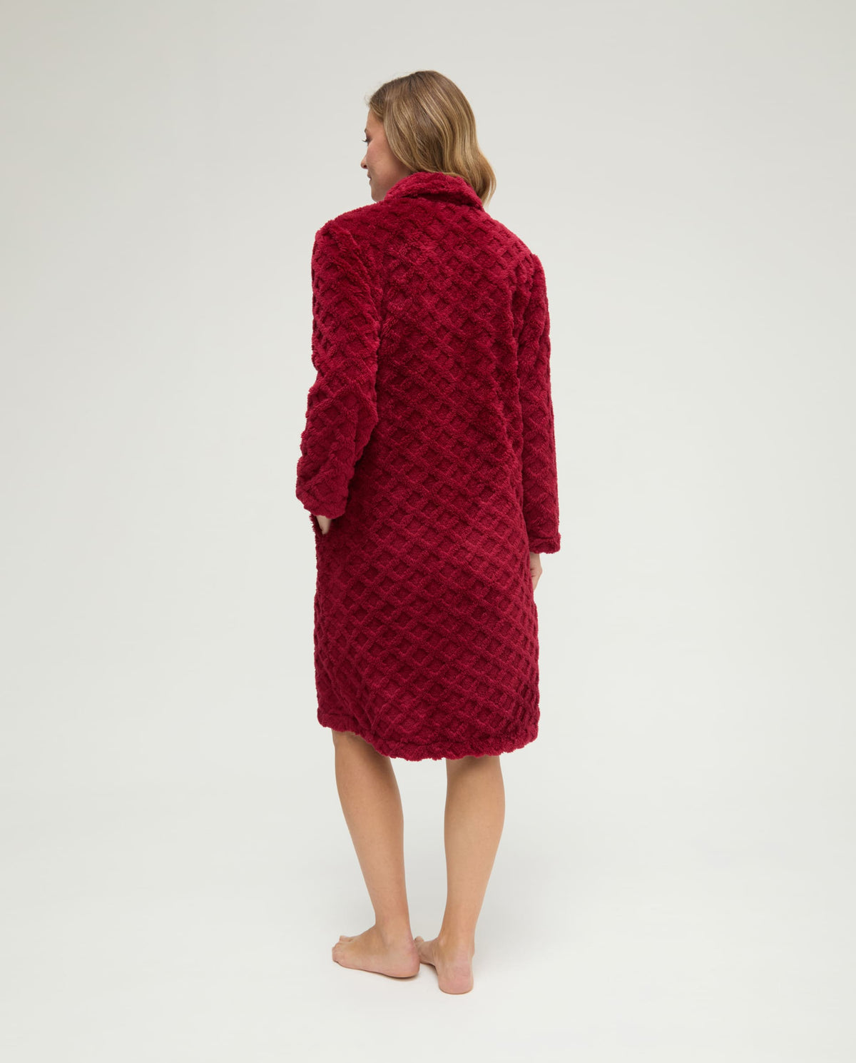 Bata corta de invierno jacquard burdeos con botones