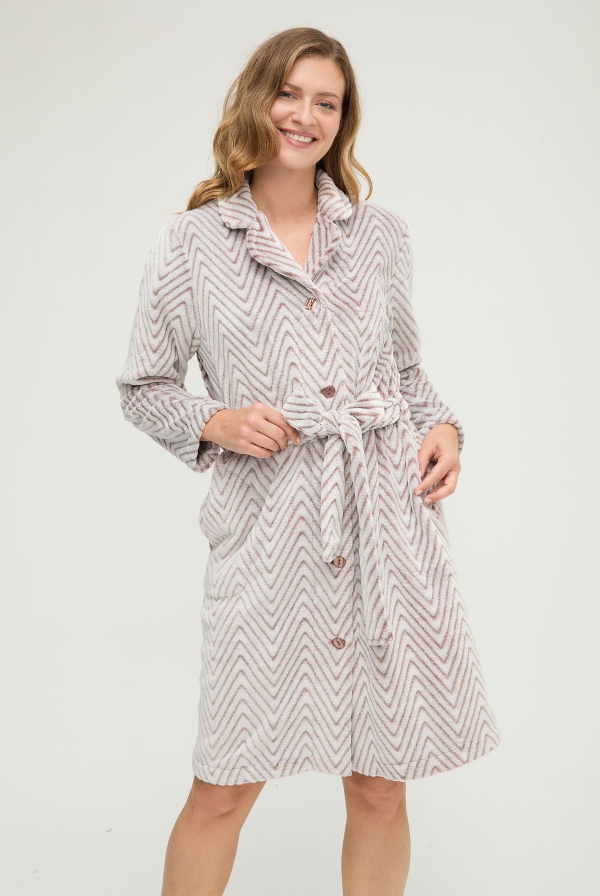 Bata corta de invierno jacquard espiga marrón con cinturón
