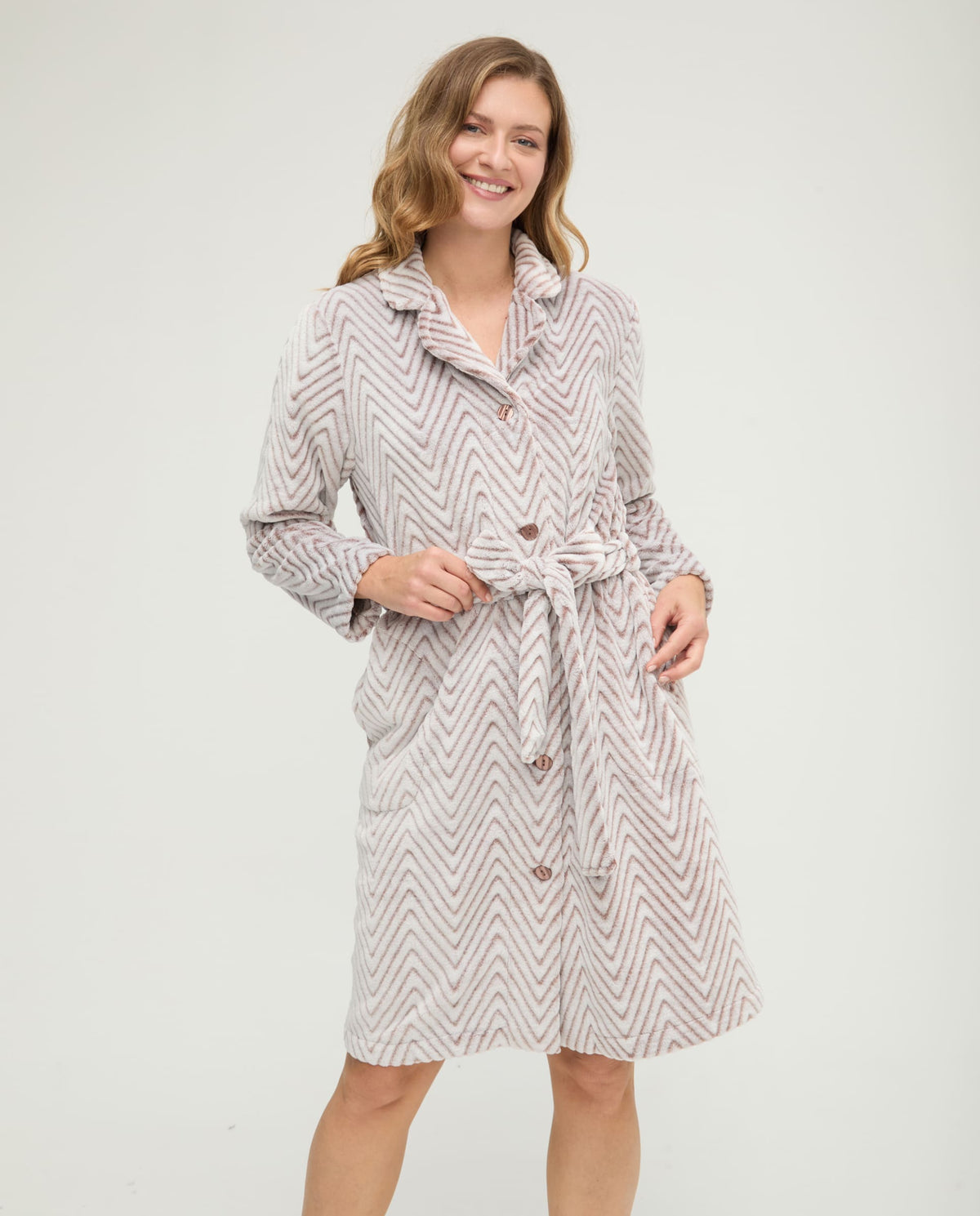 Bata corta de invierno jacquard espiga marrón con cinturón