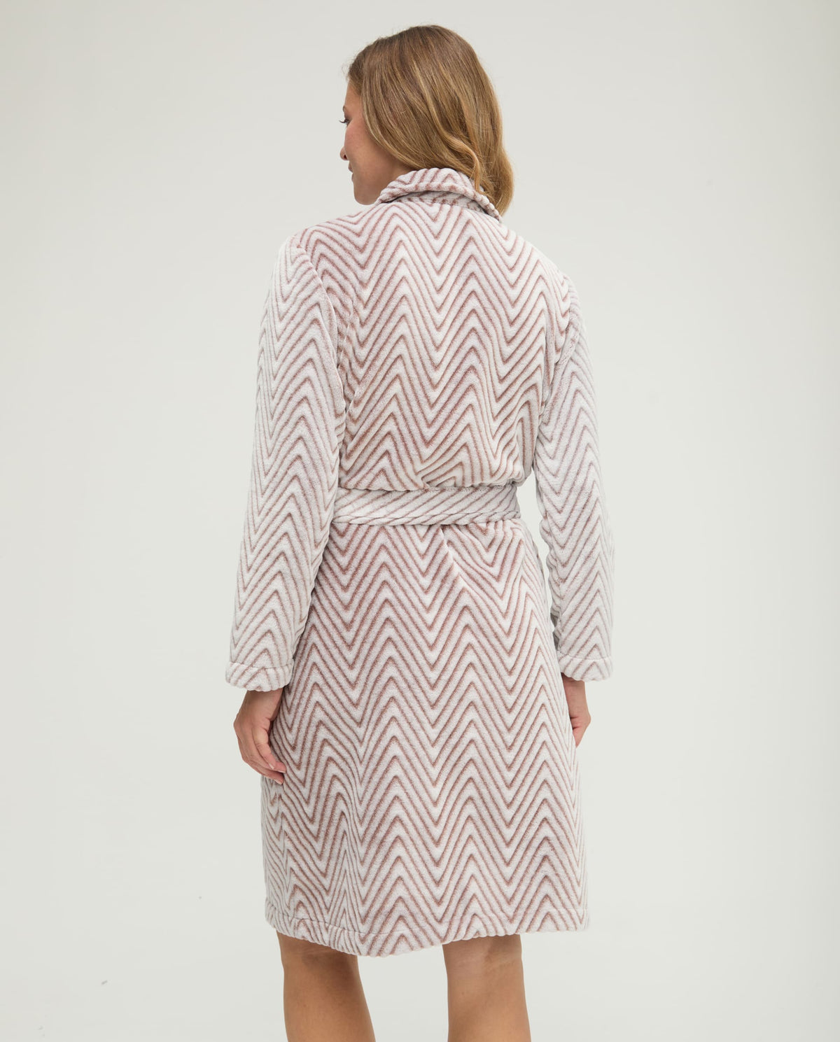 Bata corta de invierno jacquard espiga marrón con cinturón