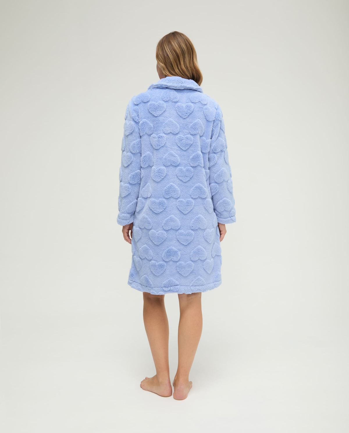 Bata corta de invierno jacquard azul de corazones con bolsillos