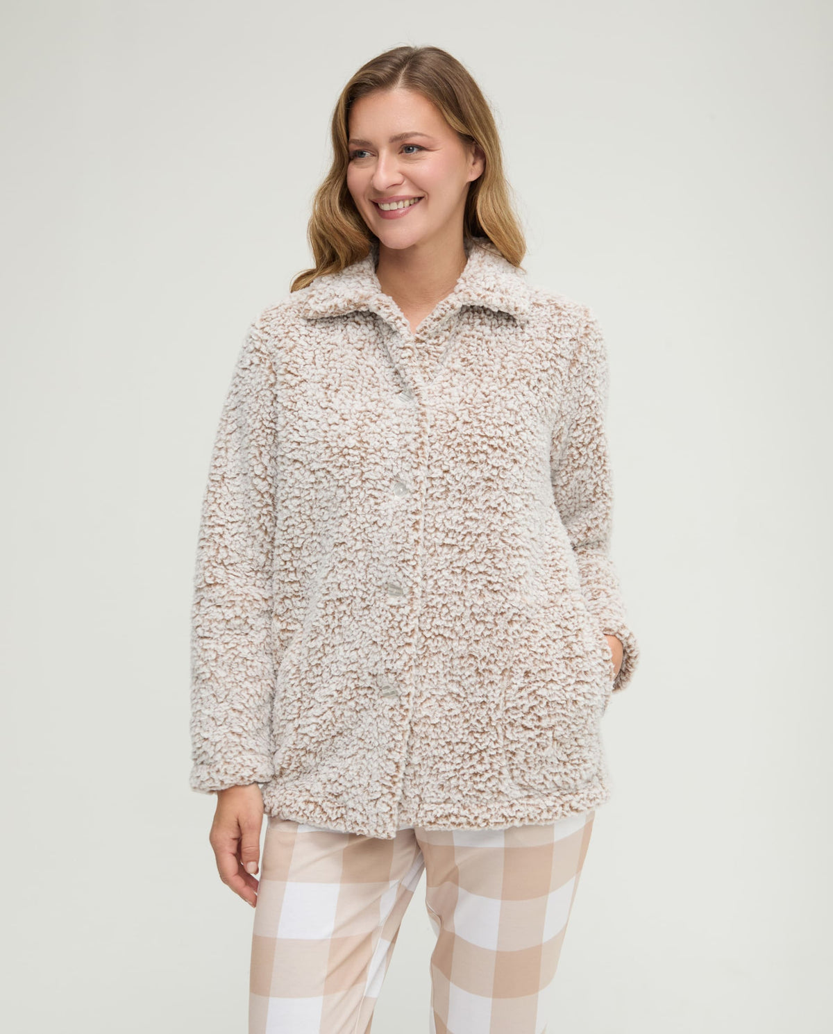 Bata corta de invierno de borreguillo camel con bolsillos