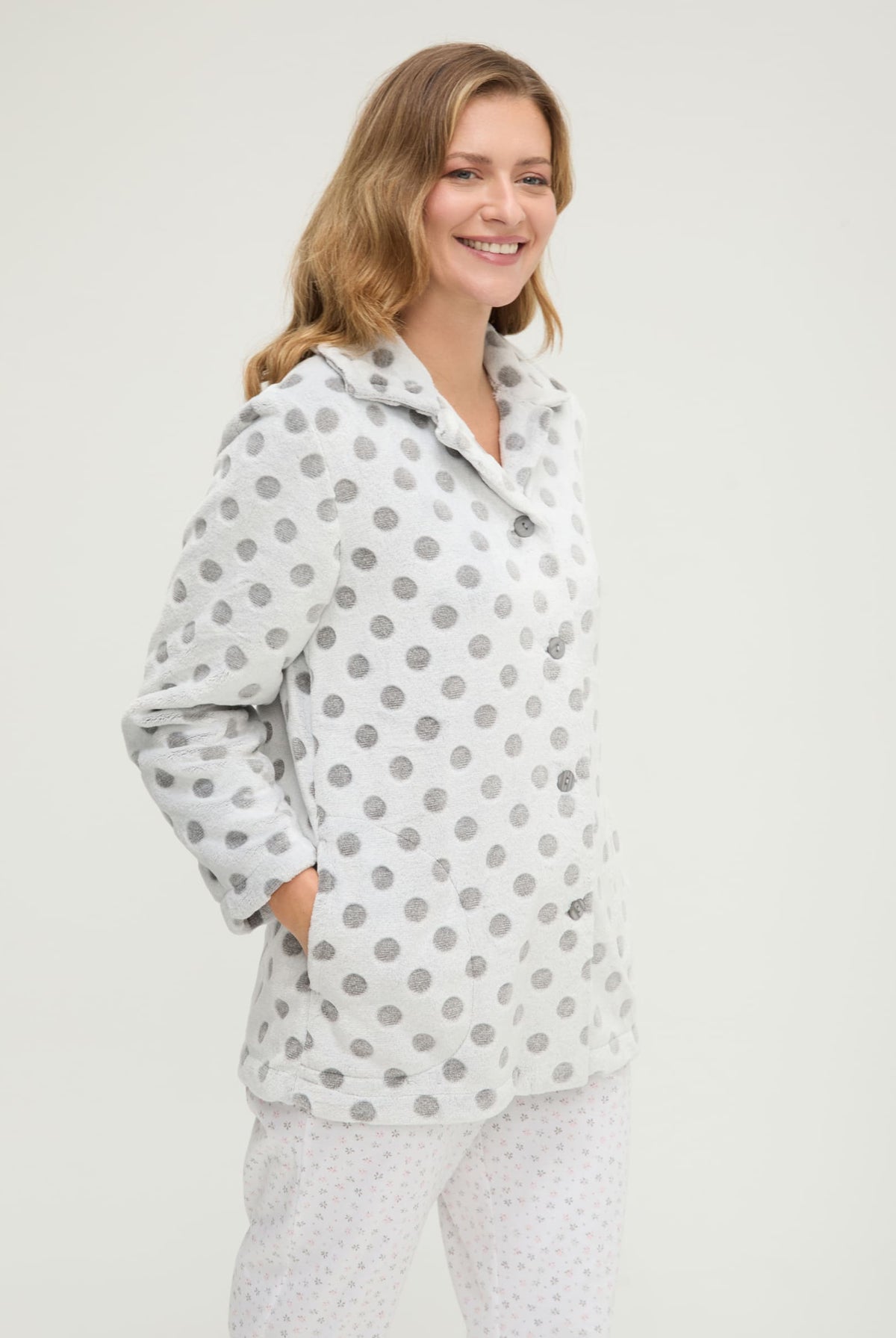 Bata corta de invierno jacquard gris de topos con bolsillos