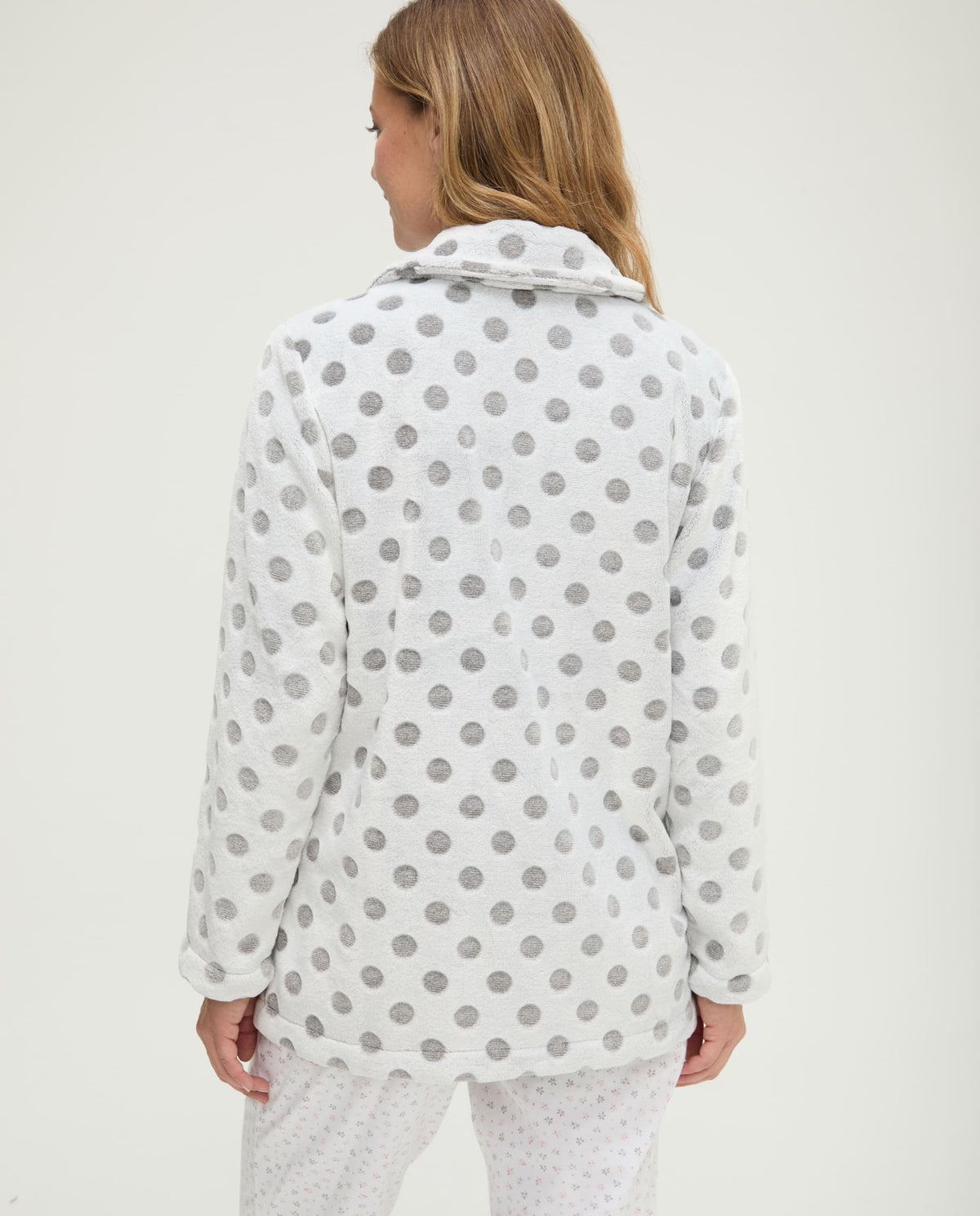 Bata corta de invierno jacquard gris de topos con bolsillos