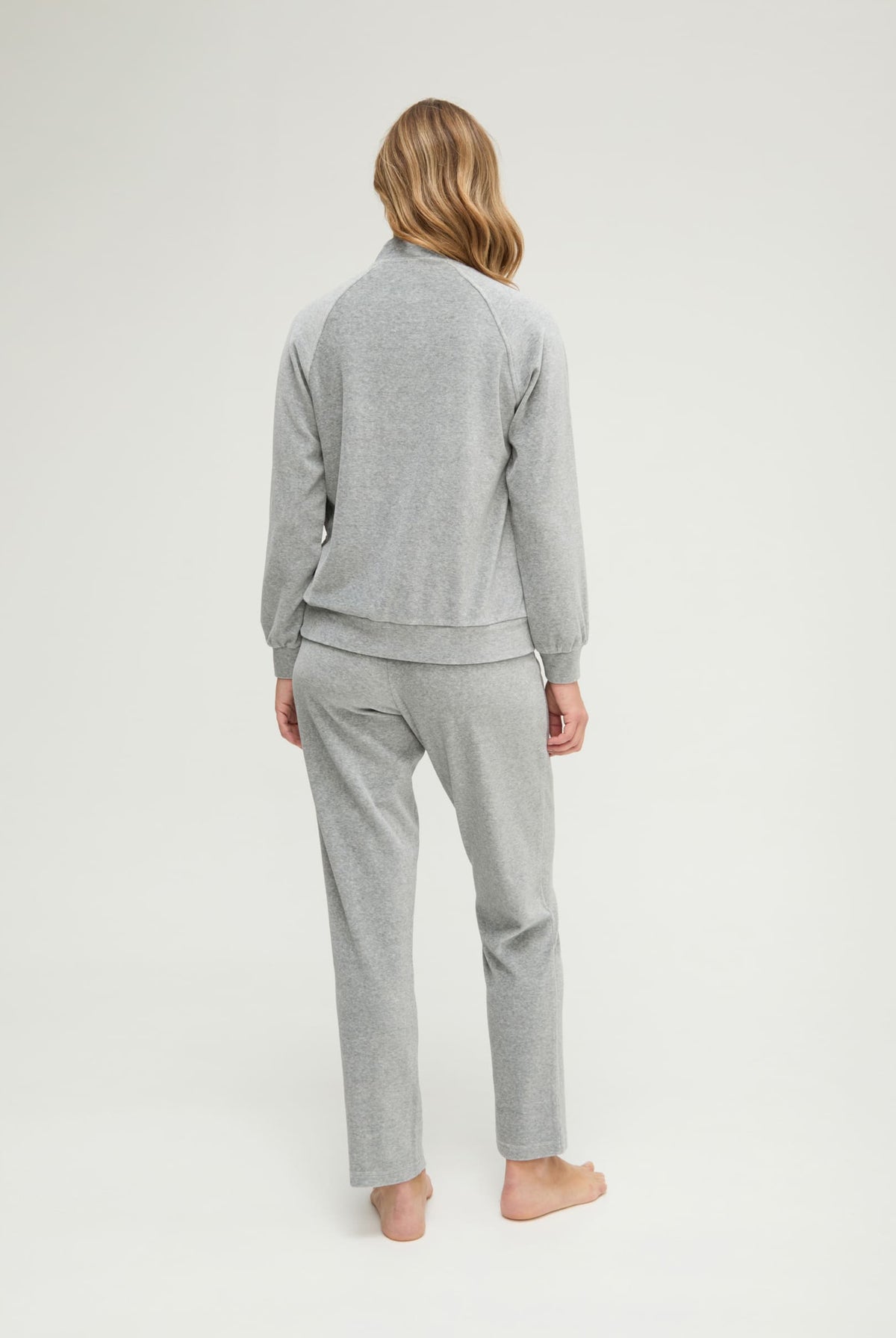 Pijama de invierno manga larga terciopelo gris con cremallera