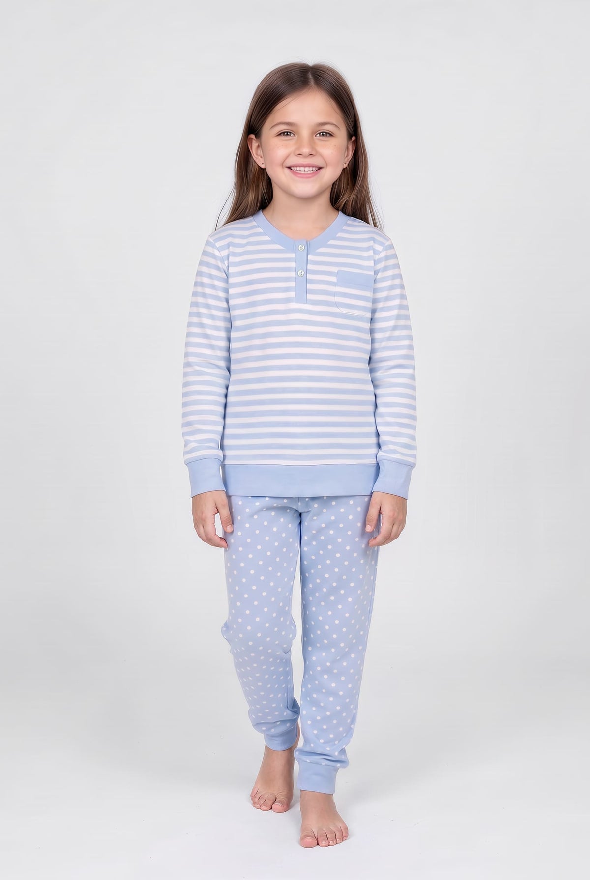 Niña viste pijama de invierno manga larga celeste de rayas y topos