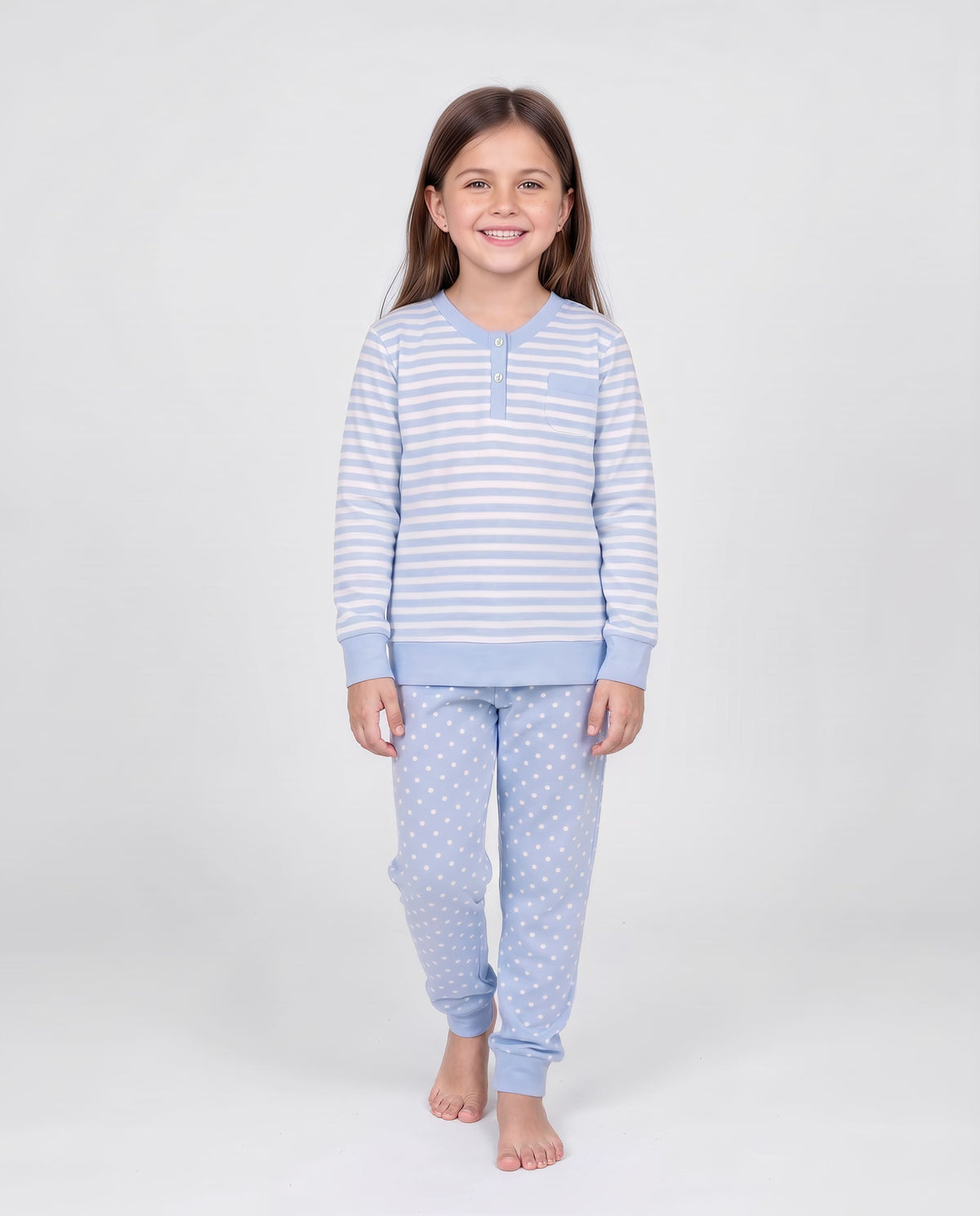 Niña viste pijama de invierno manga larga celeste de rayas y topos