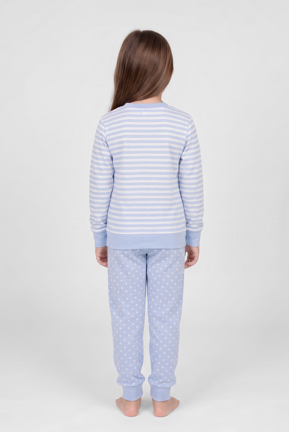 Niña de espaldas con un pijama de invierno de Lohe celeste de manga larga