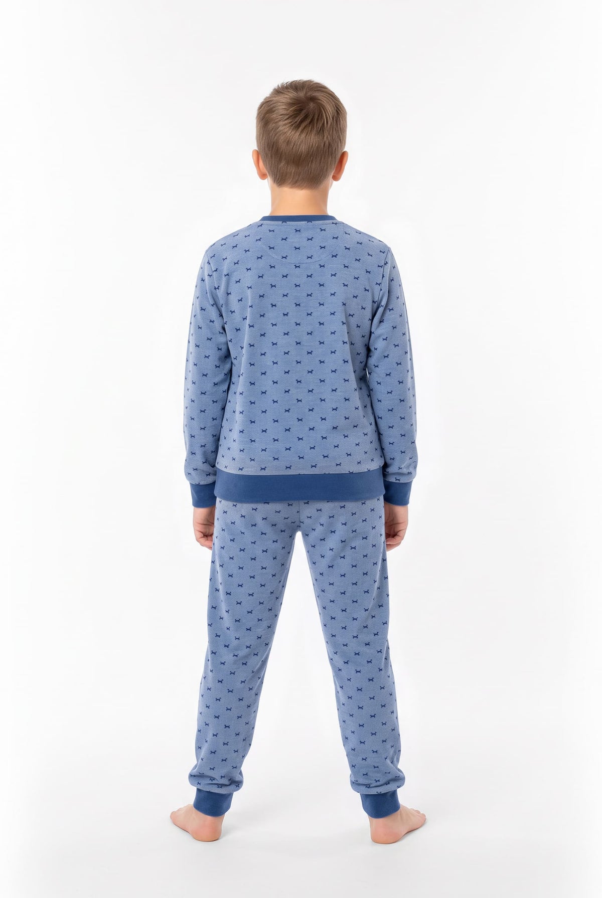 Niño de espaldas con el pijama de invierno Lohe