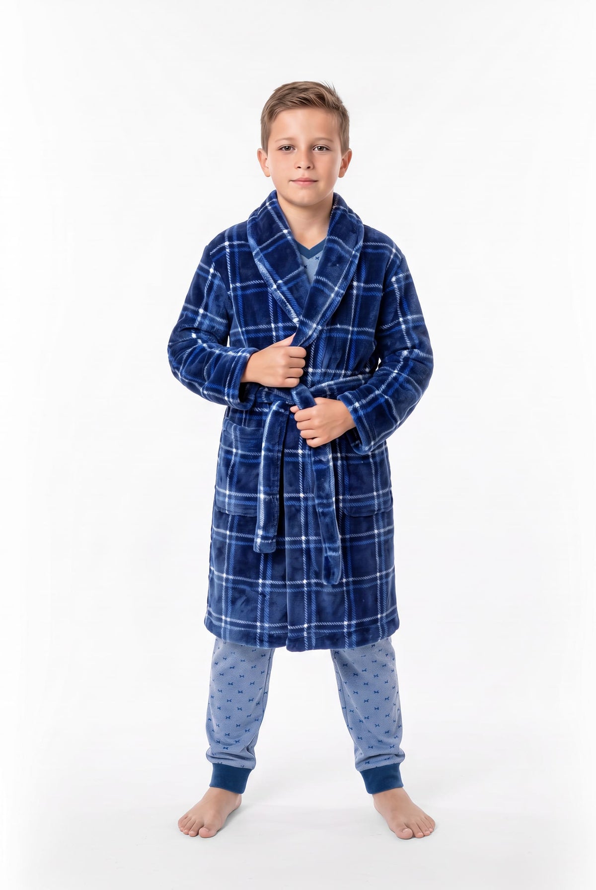 Niño de pie con pijama y bata infantil de invierno de la marca Lohe