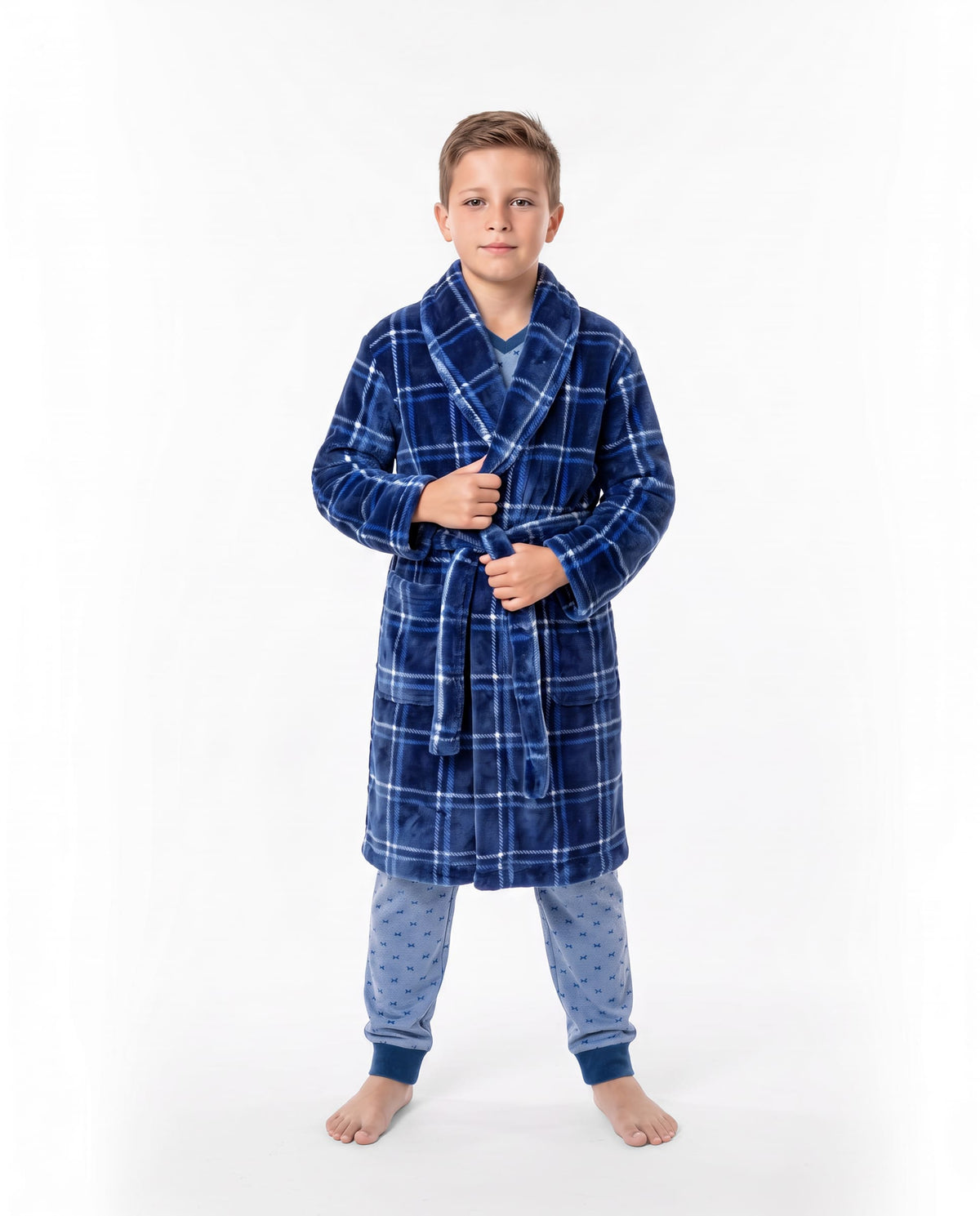 Niño de pie con pijama y bata infantil de invierno de la marca Lohe
