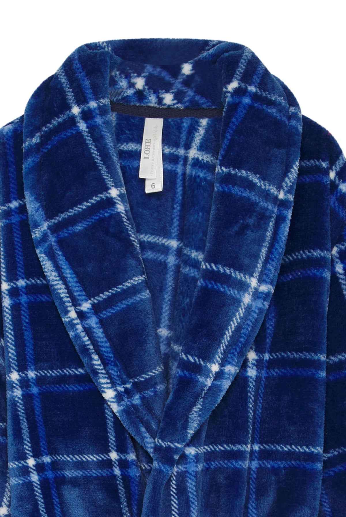 Primer plano de la bata infantil para invierno con diseño a cuadros azules, cinturón ajustable, cuello tipo esmoquin