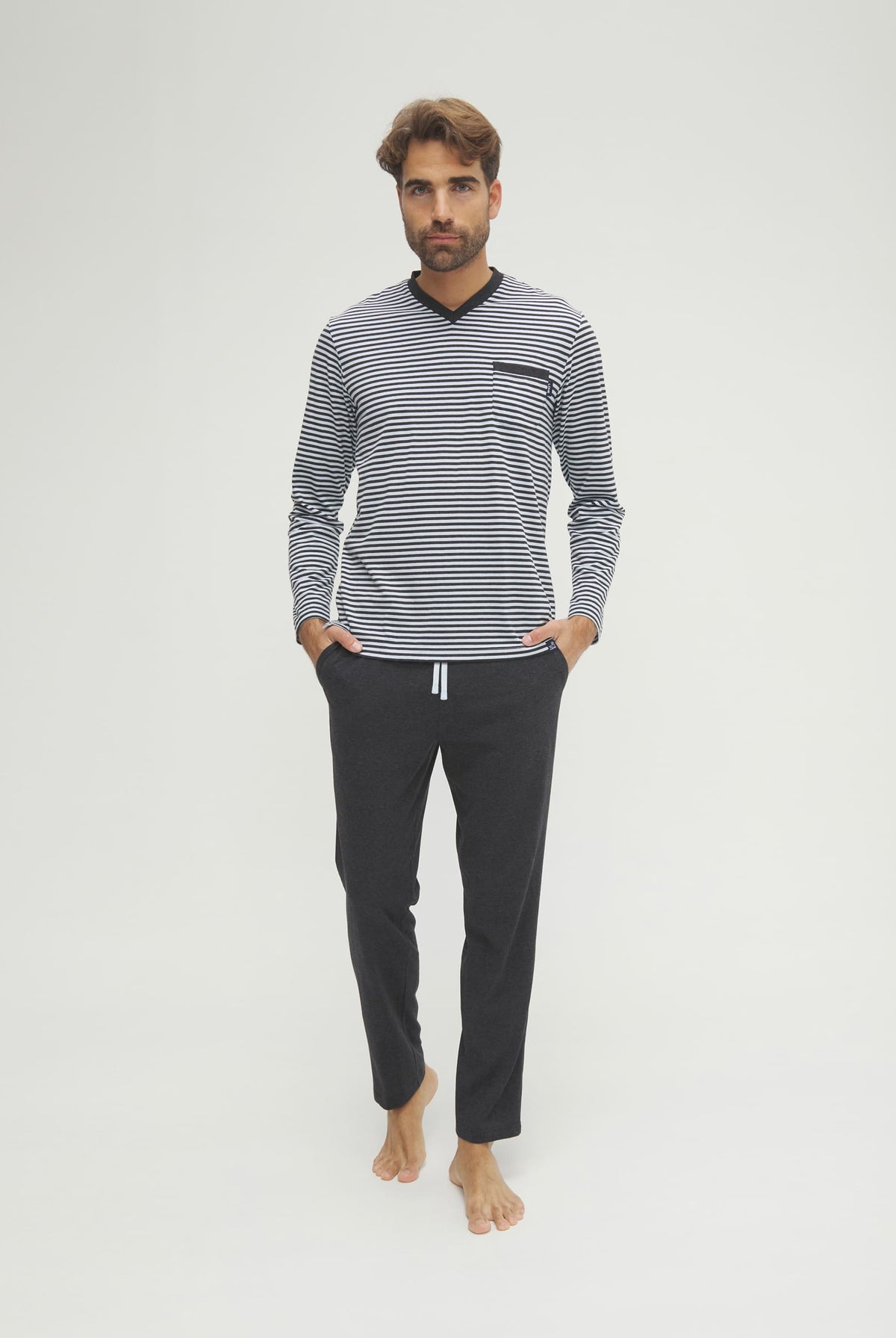 Pijama de hombre de invierno manga larga gris de rayas cuello pico