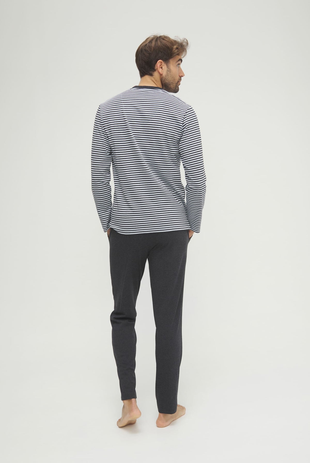 Pijama de hombre de invierno manga larga gris de rayas cuello pico