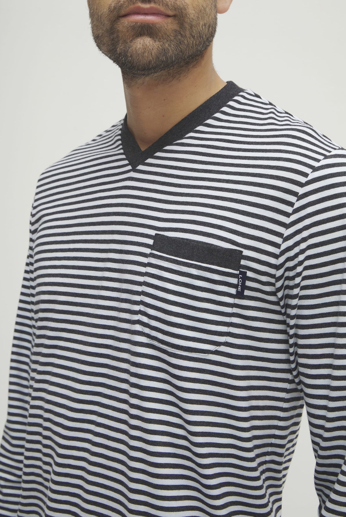 Pijama de hombre de invierno manga larga gris de rayas cuello pico