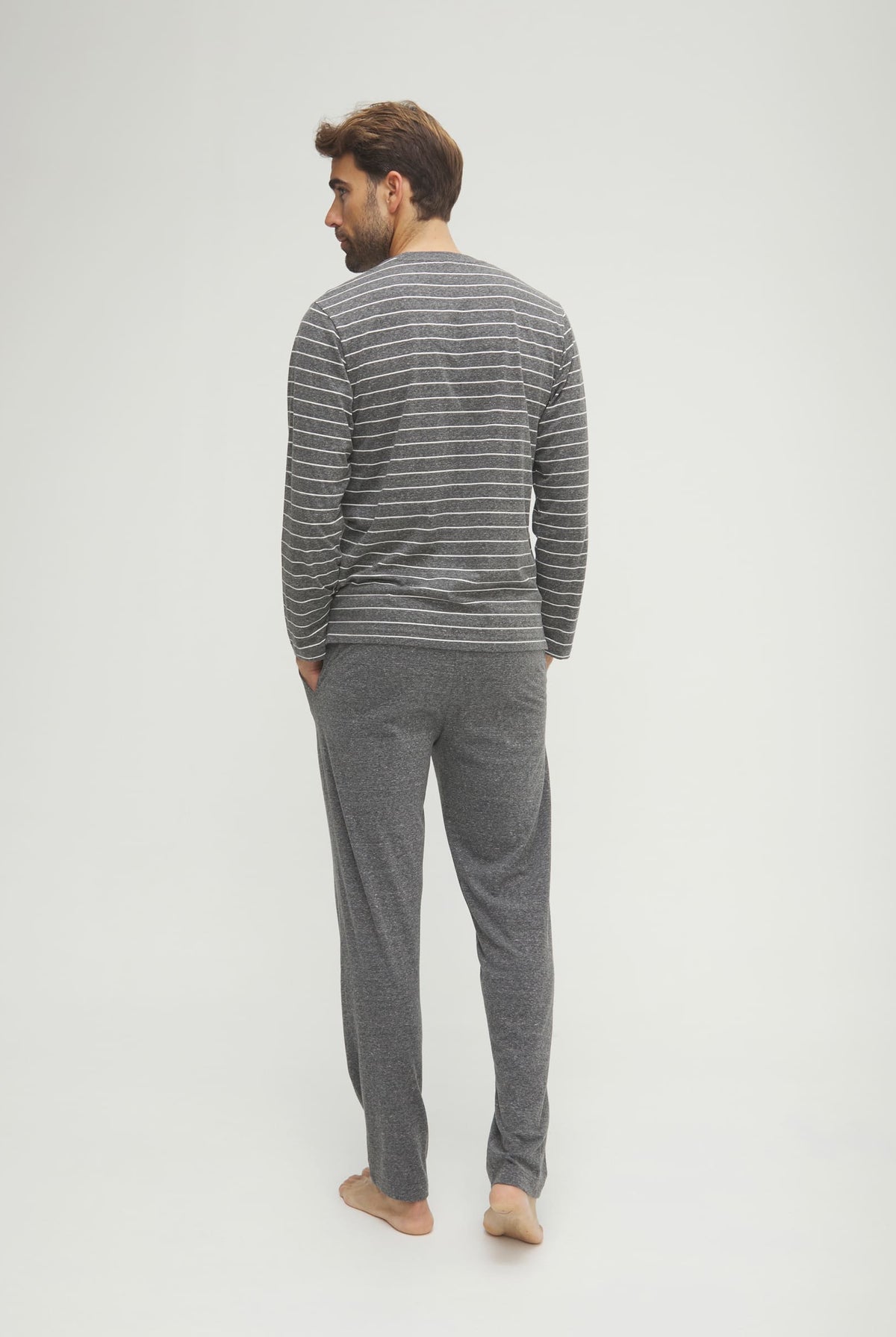 Pijama de hombre de invierno manga larga gris de rayas cuello redondo