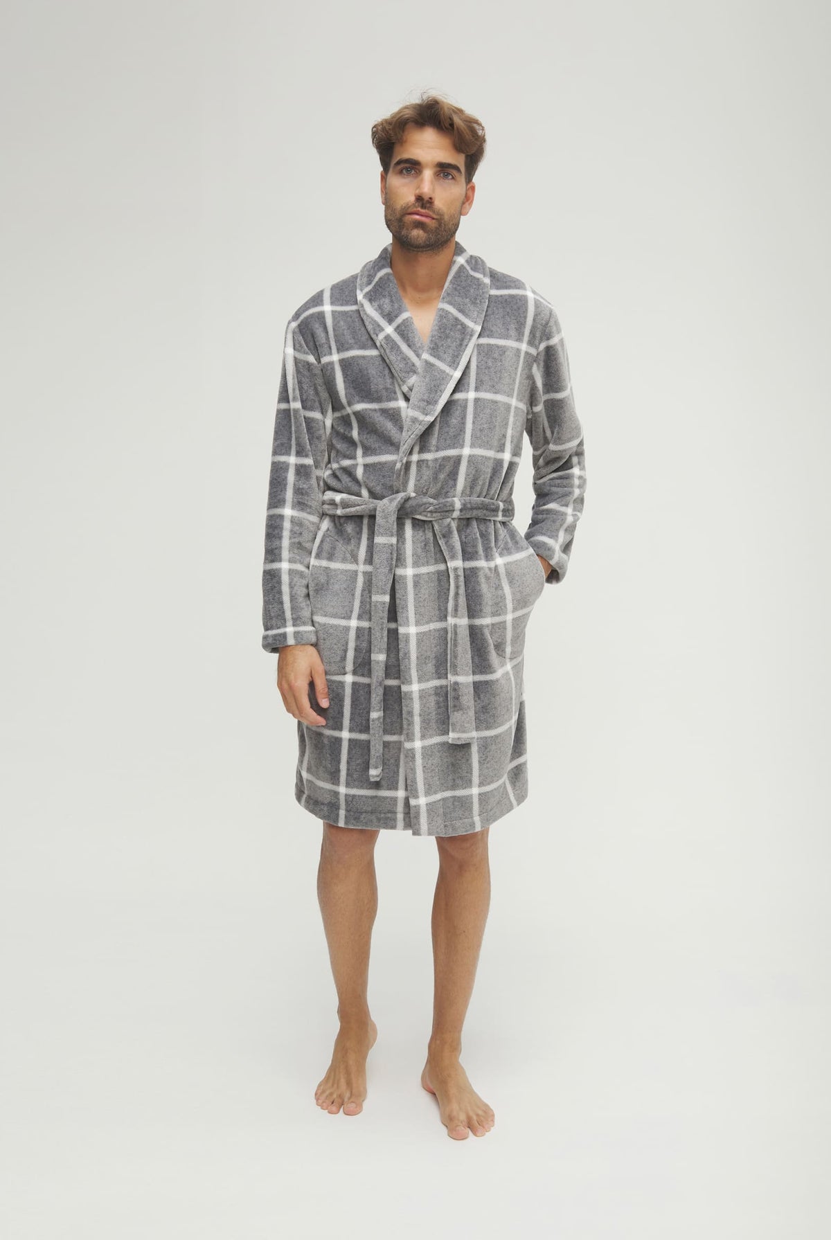Bata de hombre de invierno gris de cuadros con cinturón