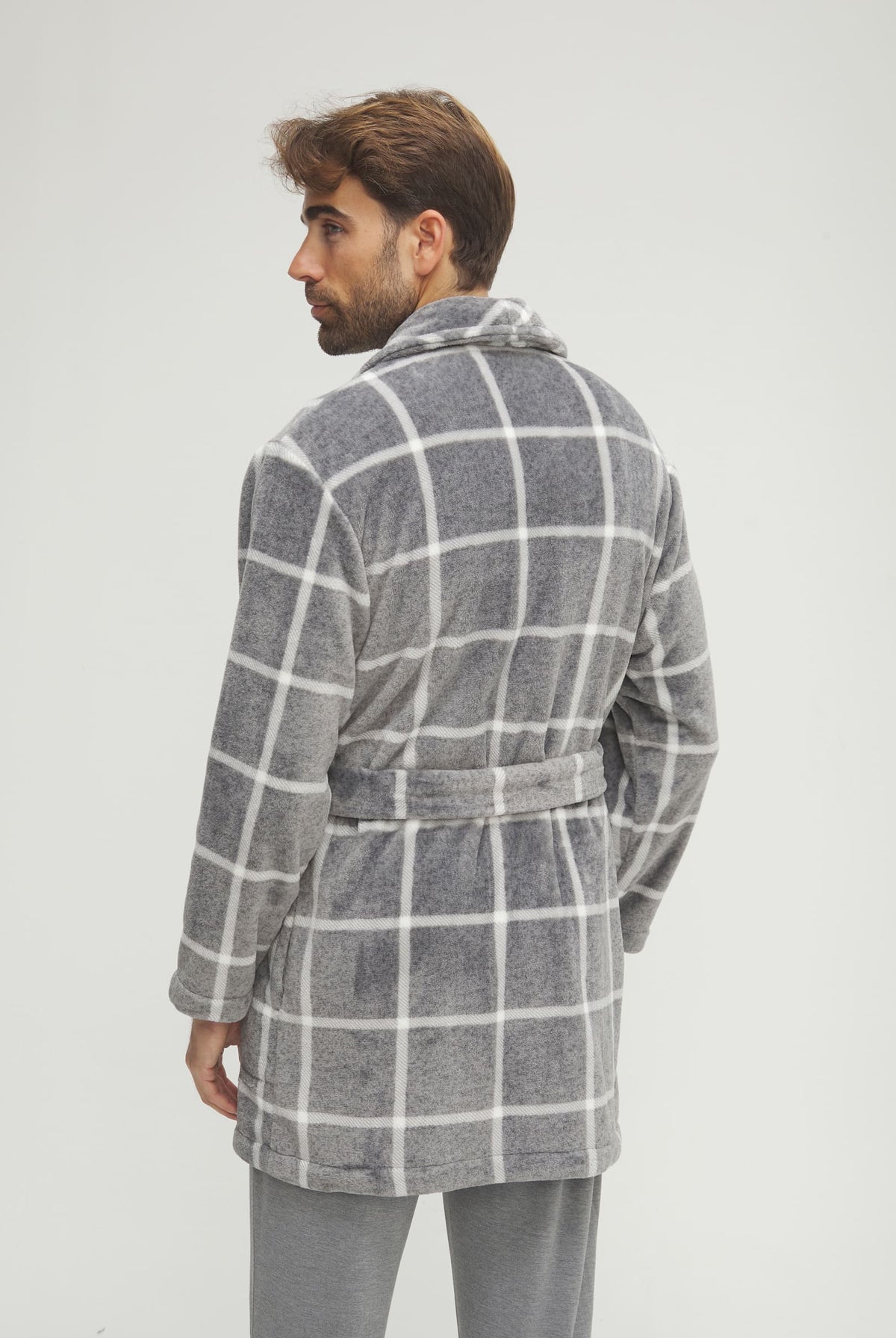 Bata corta de hombre de invierno gris de cuadros con cinturón
