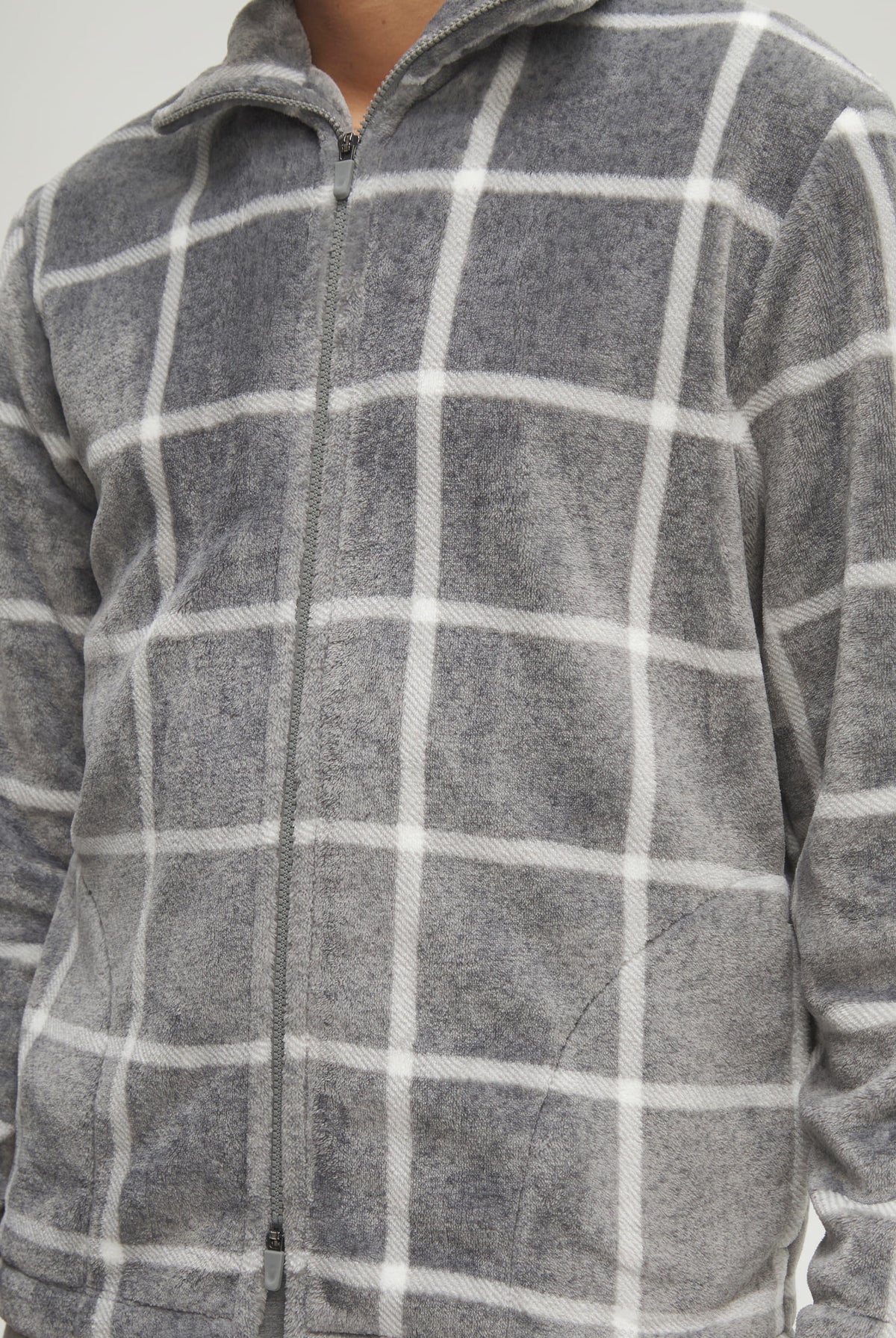 Bata corta de hombre de invierno gris de cuadros con cremallera