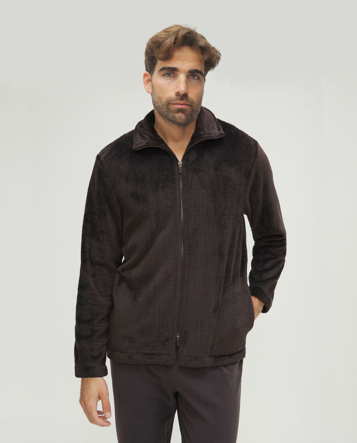 Bata corta de hombre de invierno jacquard marrón con cremallera
