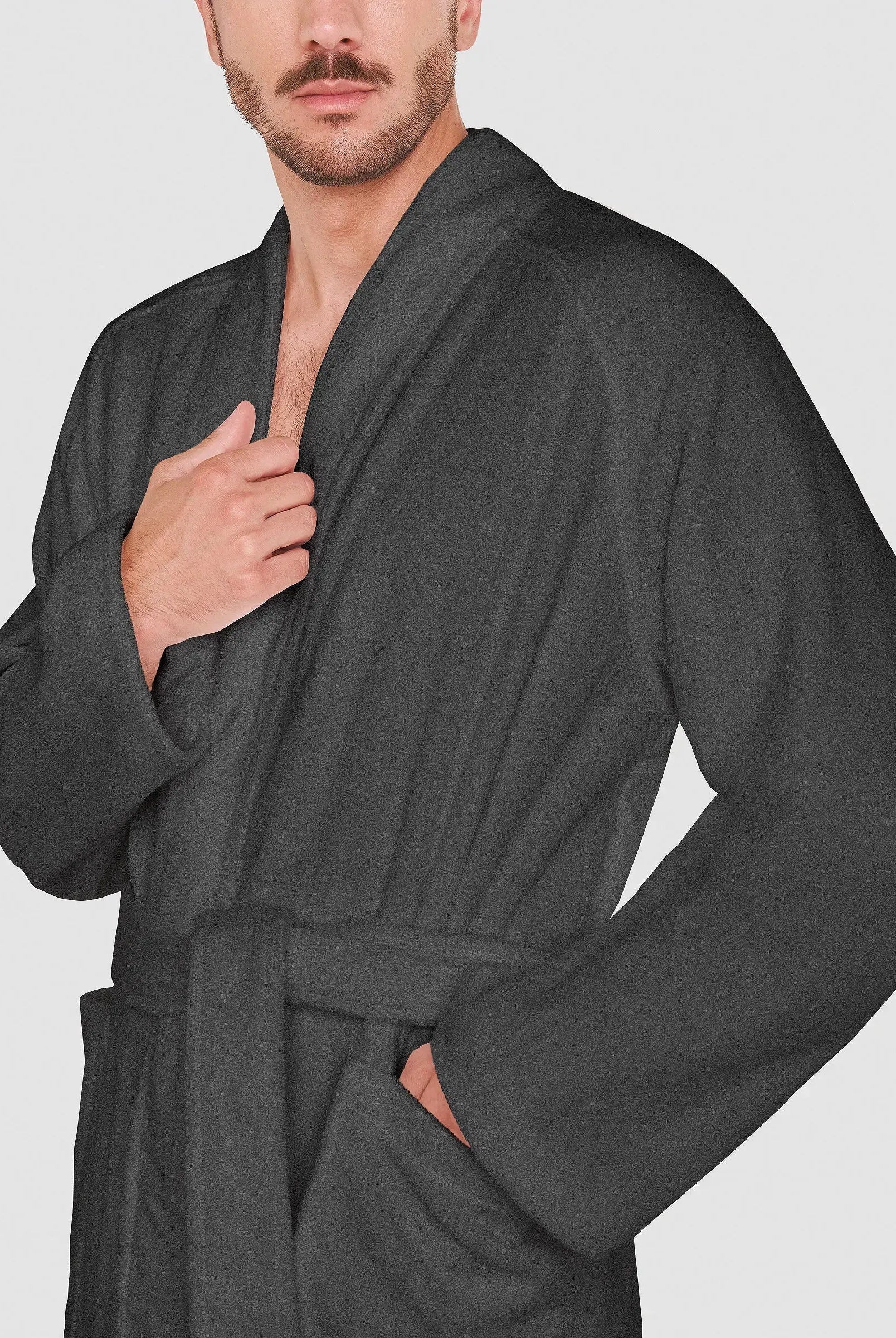Detalle de bata lencera cruzada de verano color celeste para mujer con cuello smoking con vivo y cinturón