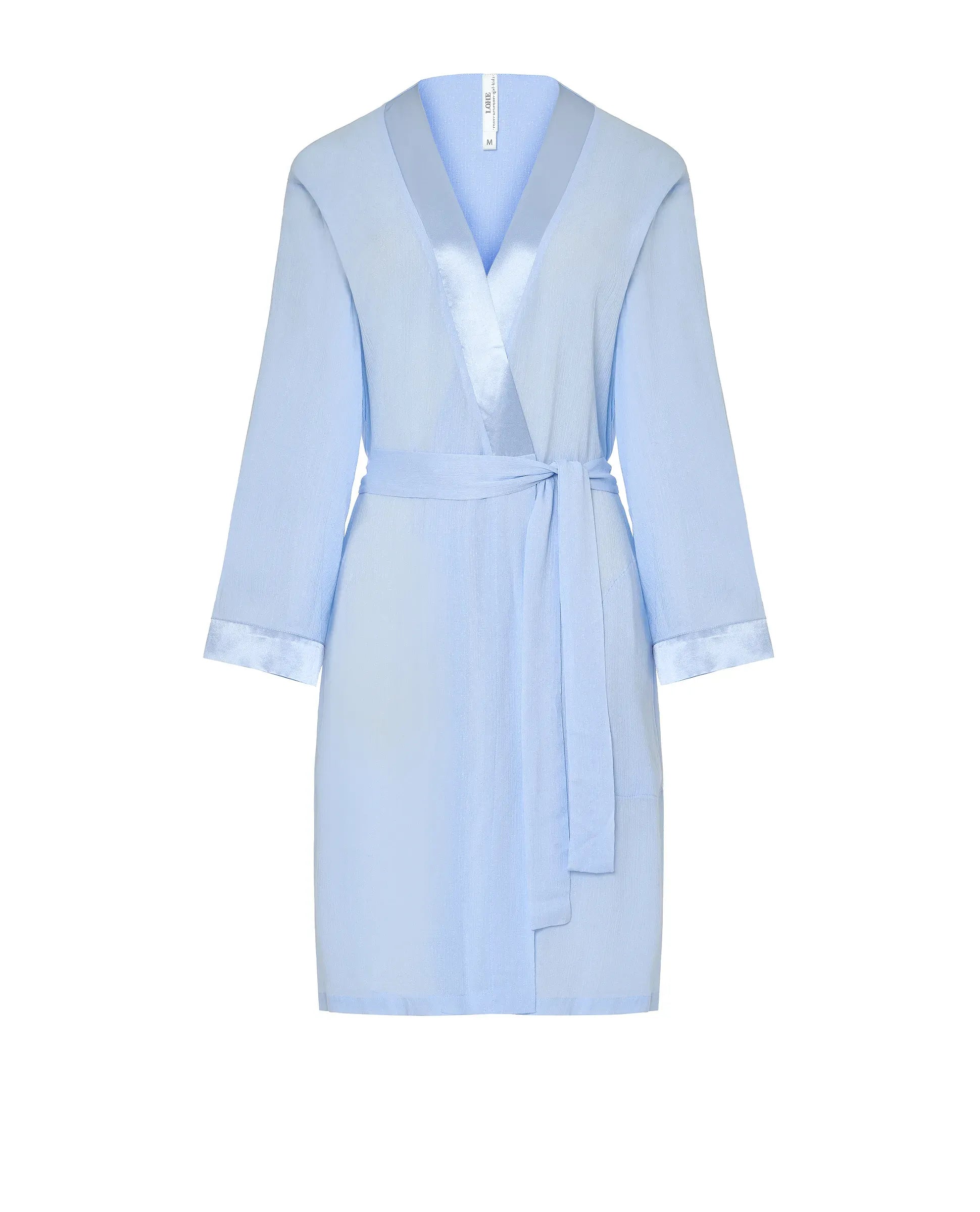 Detalle de bata lencera cruzada de verano color celeste para mujer con cuello smoking con vivo y cinturón