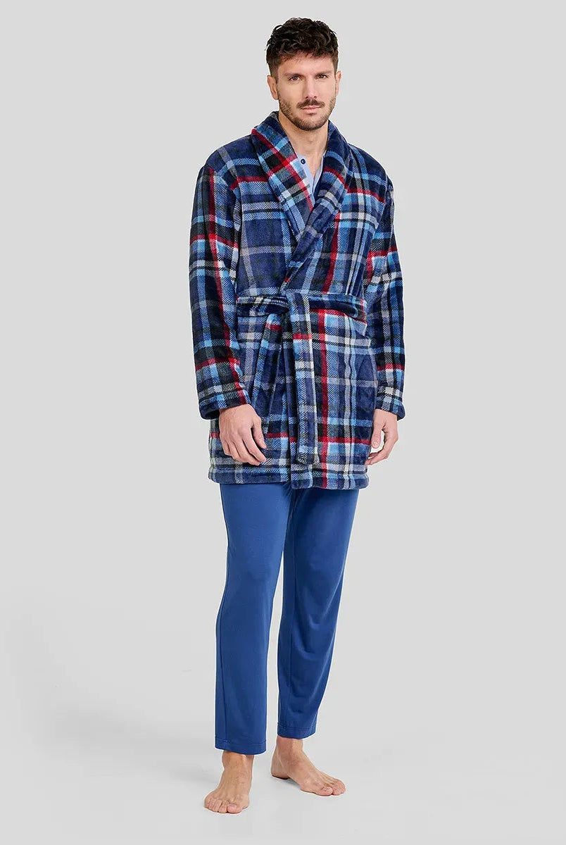 Hombre con bata corta de cuadros azul, rojo y blanco con cinturón y pijama azul