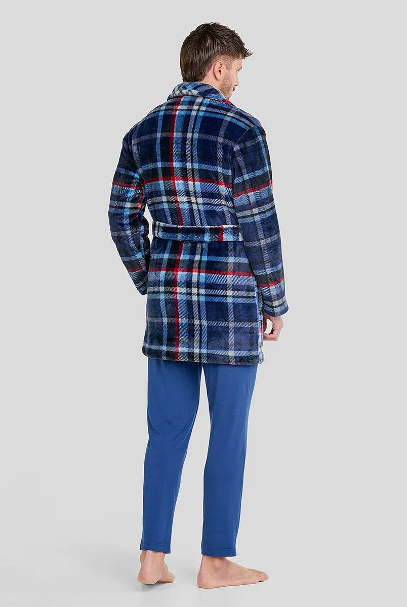 Hombre de espaldas con bata azul a cuadros y cinturón, y pantalón pijama azul