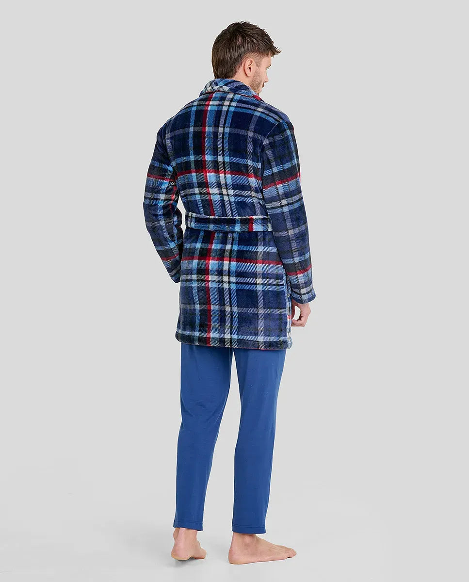Hombre de espaldas con bata azul a cuadros y cinturón, y pantalón pijama azul