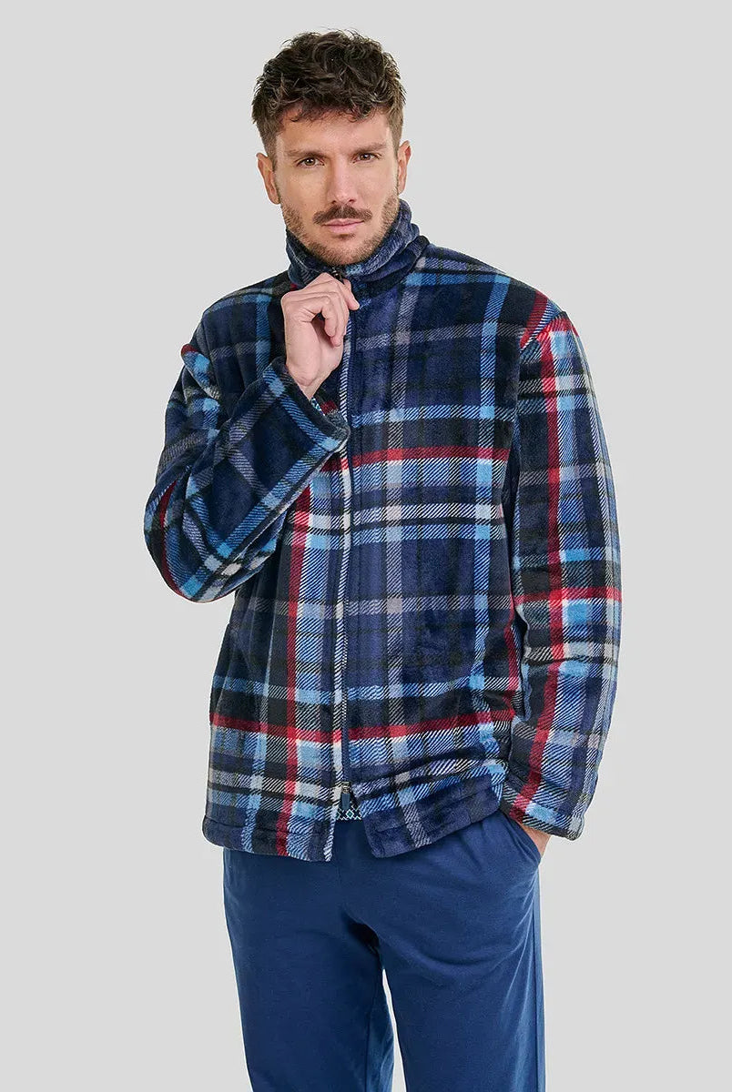 Hombre con bata corta polar a cuadros azul, rojo y blanco